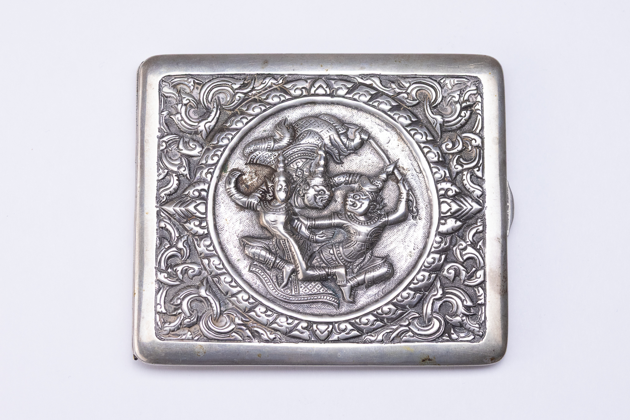 AN INDIAN REPOUSSÉ SILVER CIGARETTE CASE, MID-20TH CENTURY.