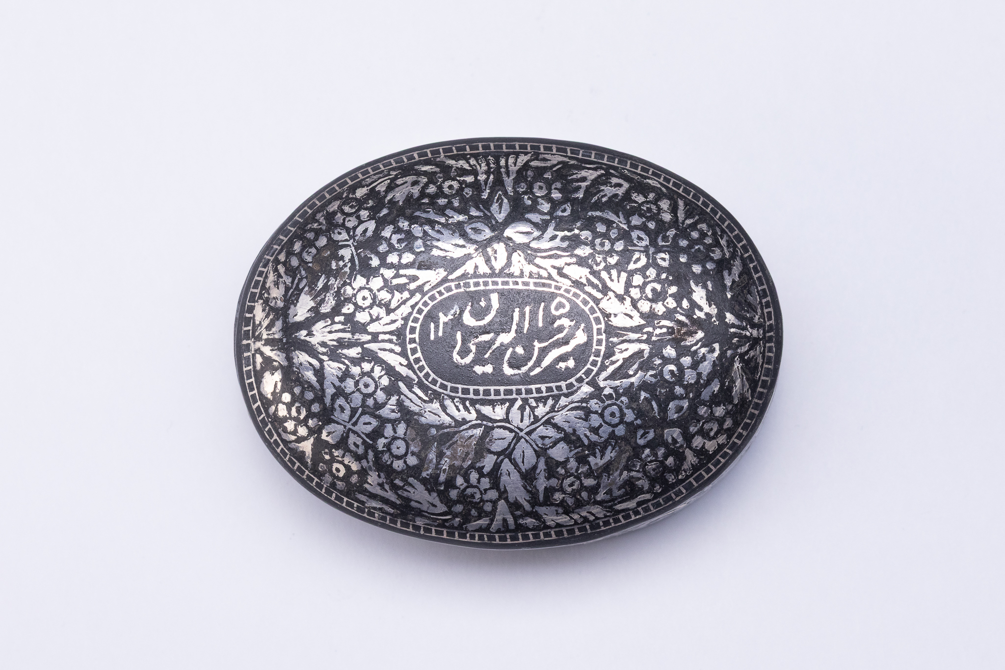 AN INDIAN BIDRIWARE SILVER-INLAID OVAL LIDDED BOX, DATED AH 1311 (1893-1894 AD).