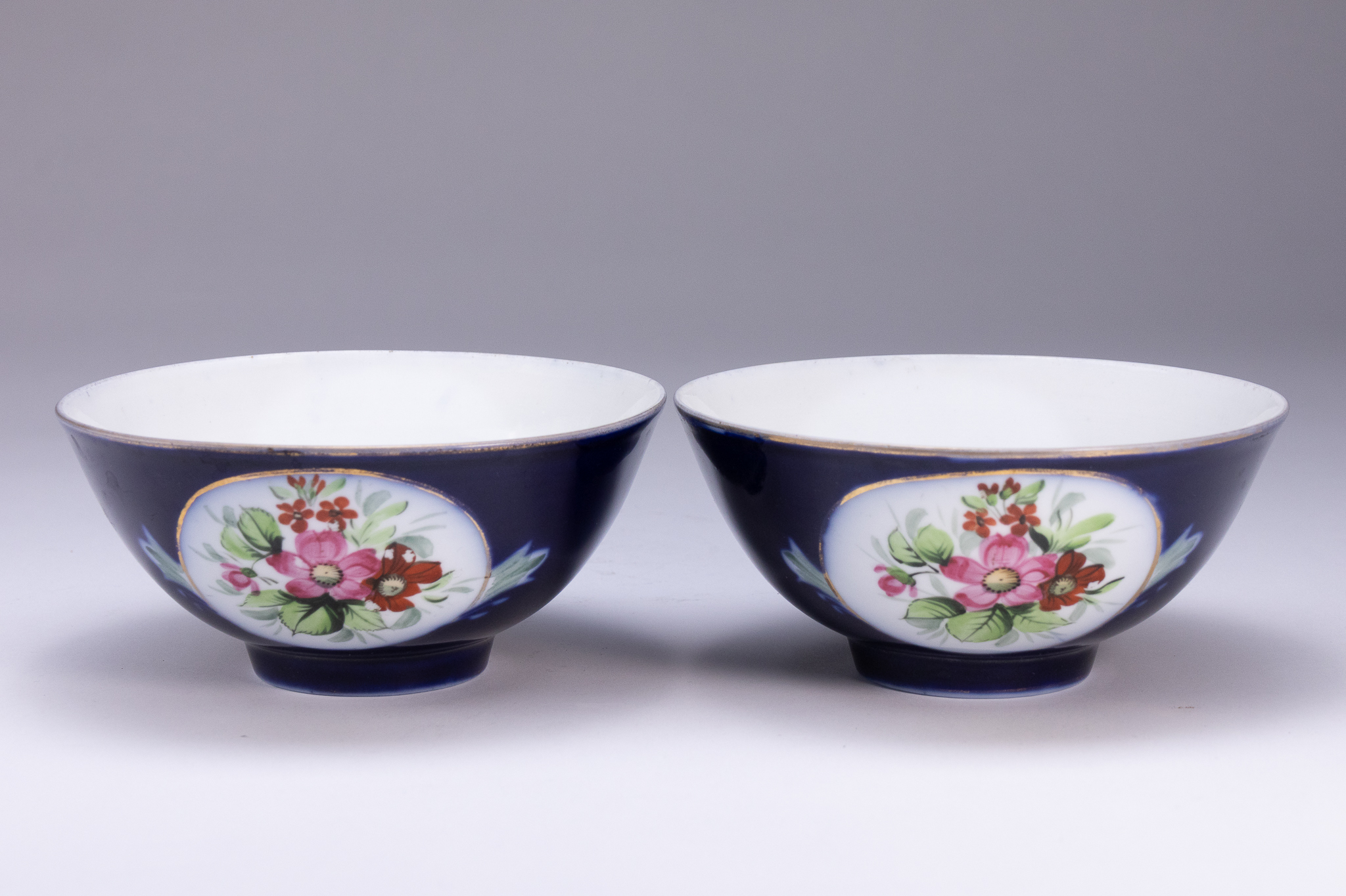 A PAIR OF RUSSIAN PORCELAIN BOWLS IN THE STYLE OF THE GARDNER MANUFACTORY.