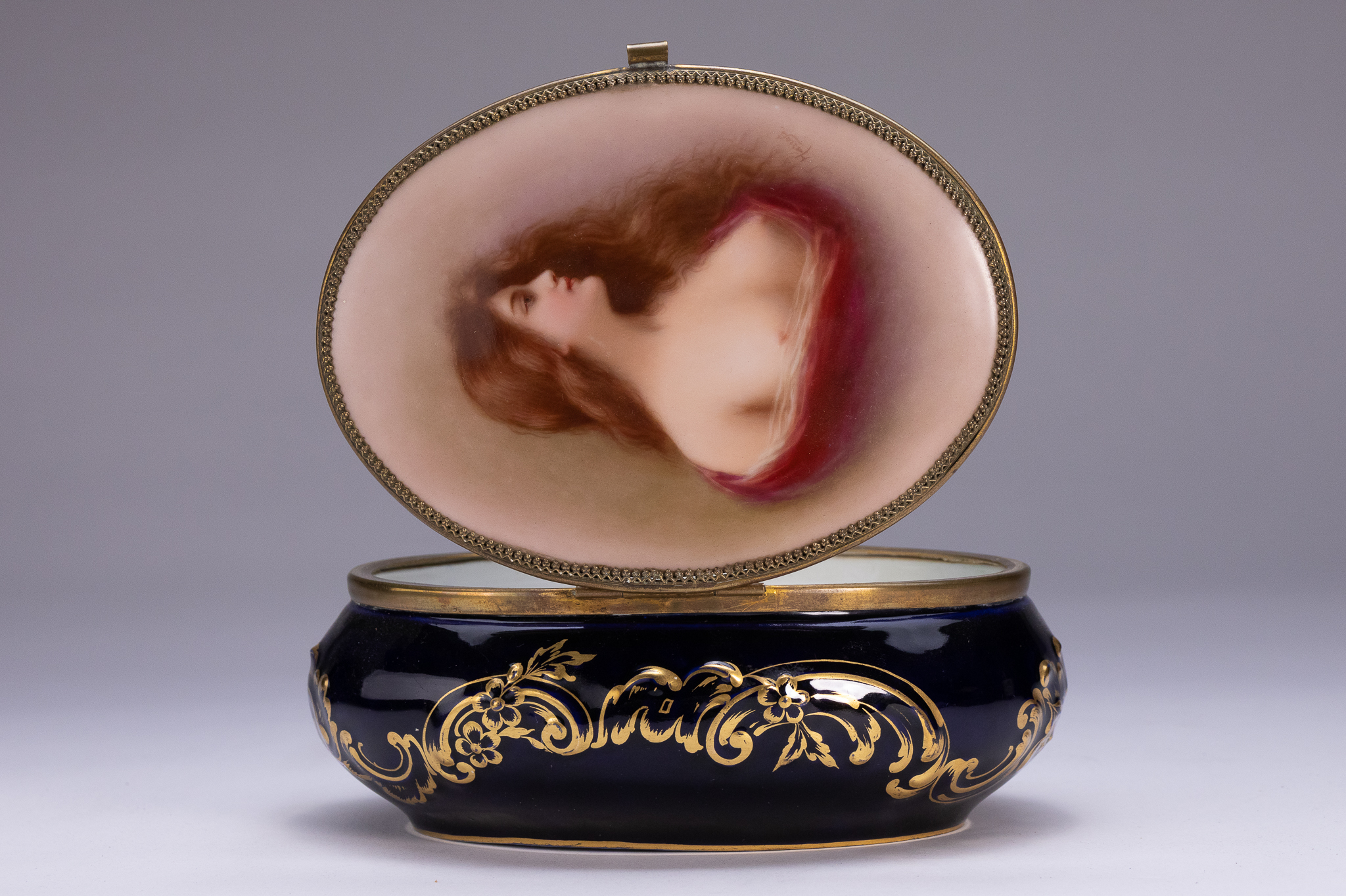 A DRESDEN PORCELAIN COBALT-BLUE AND GILT MOUNTED TRINKET BOX, CIRCA 1880.
