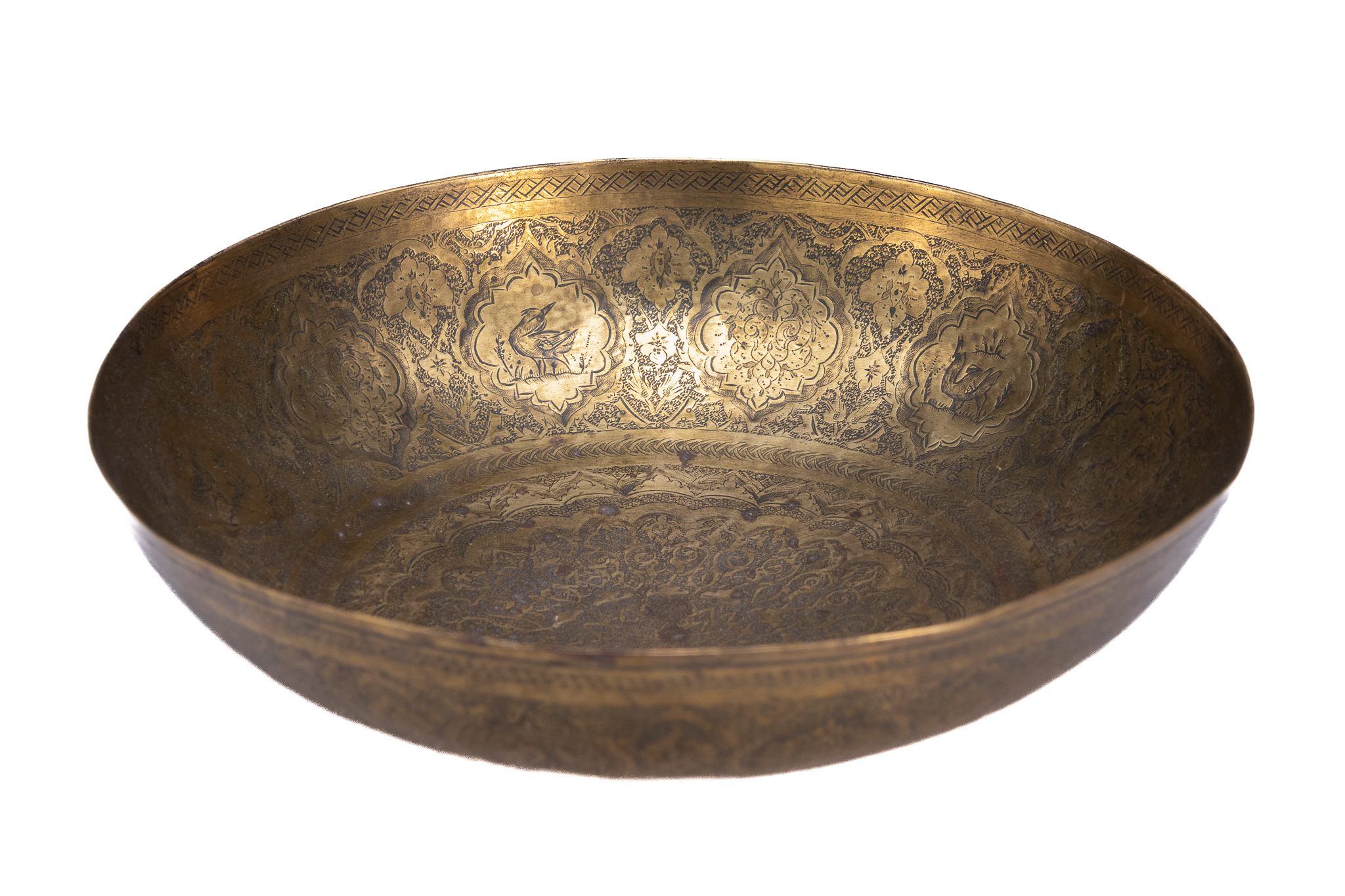 A PERSIAN QAJAR STYLE ENGRAVED BRASS BOWL (TAS).