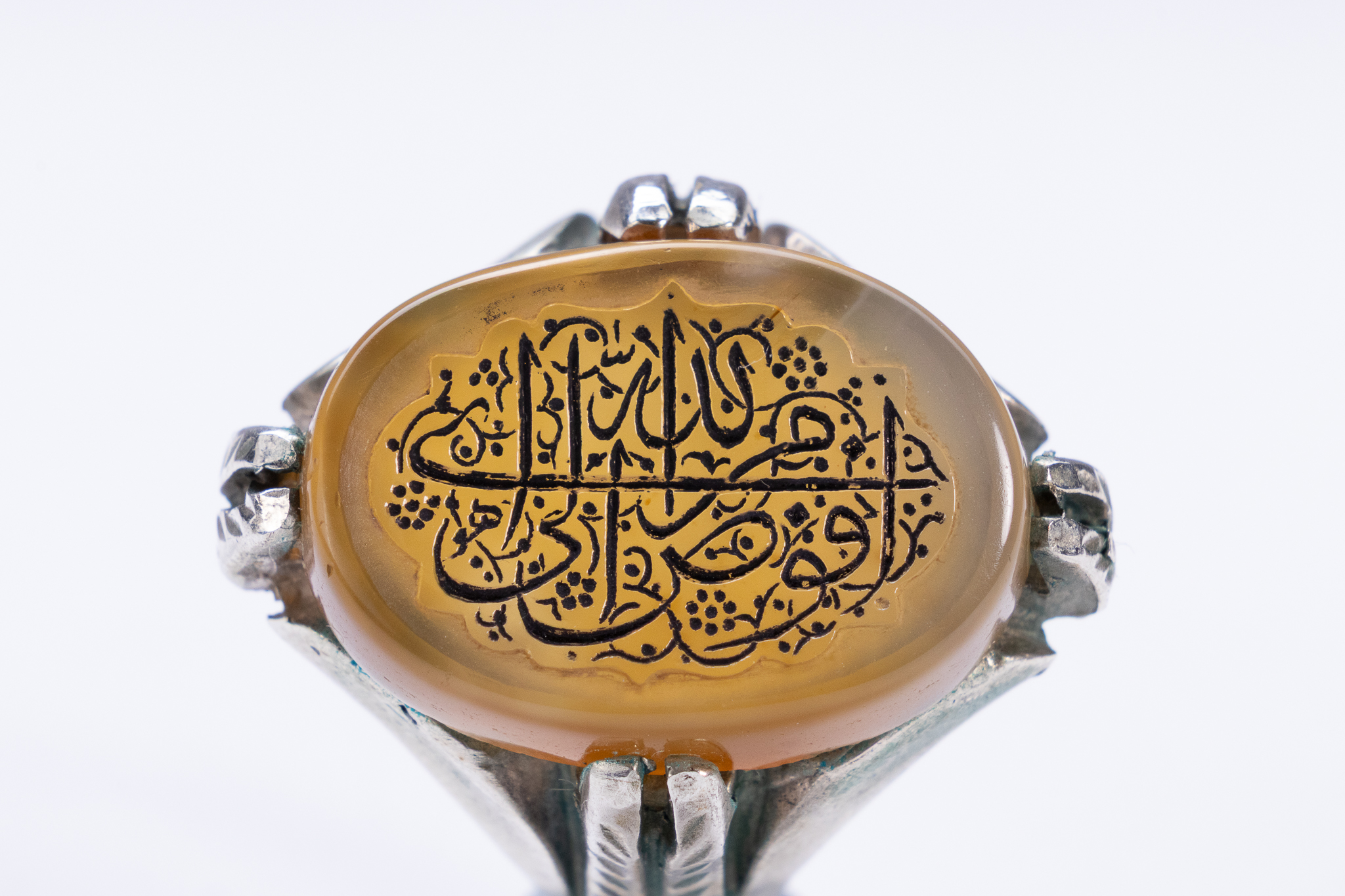 AN ISLAMIC SILVER SIGNET RING WITH AN ENGRAVED YEMENI YELLOW AGATE