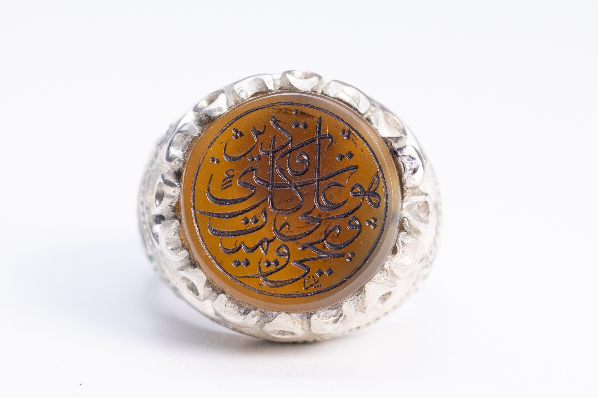AN ISLAMIC TALISMANIC SIGNET RING WITH ENGRAVED YEMENI AQEEQ AGATE.