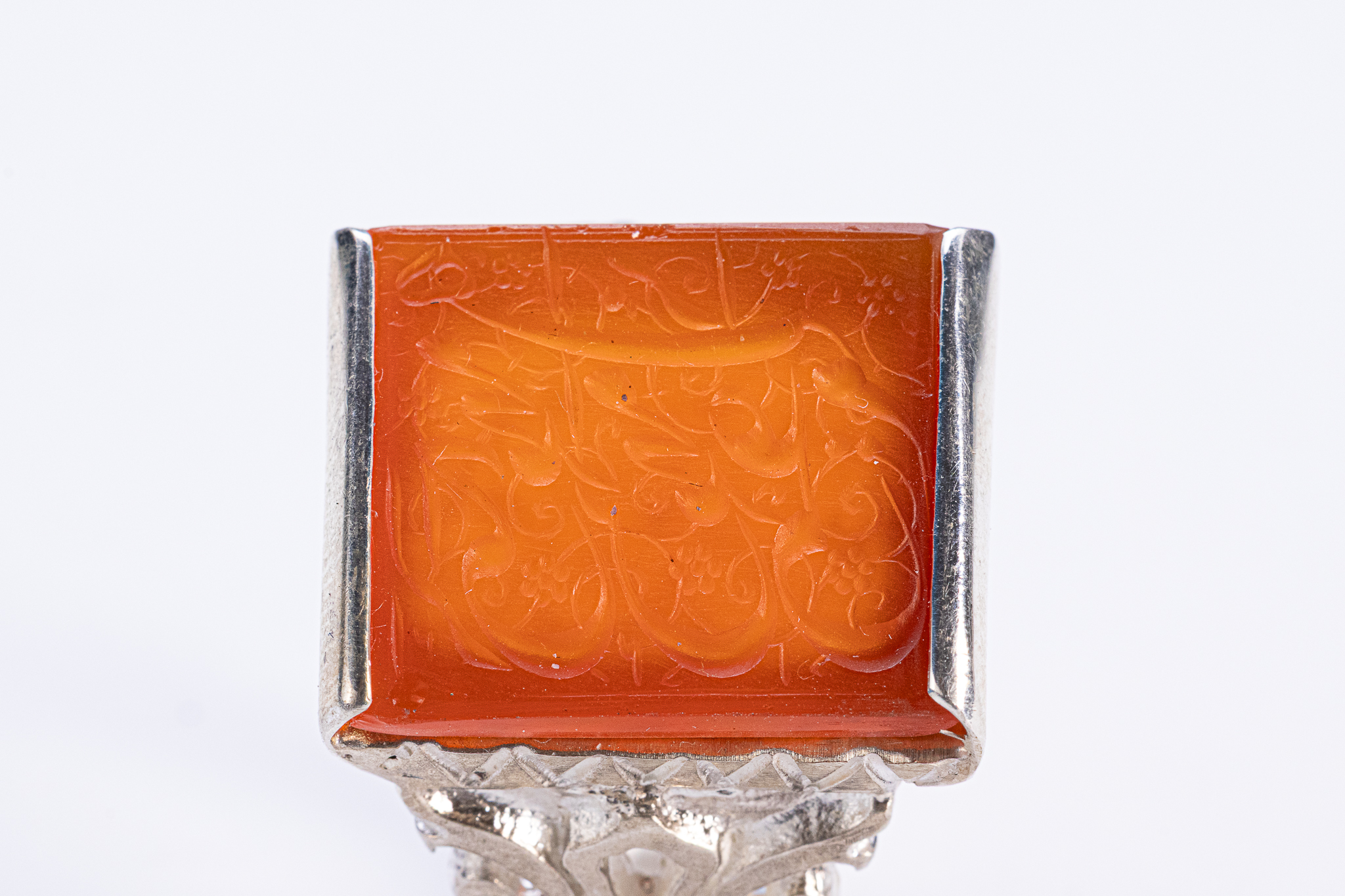 AN ISLAMIC SILVER AND INSCRIBED CARNELIAN SIGNET RING.