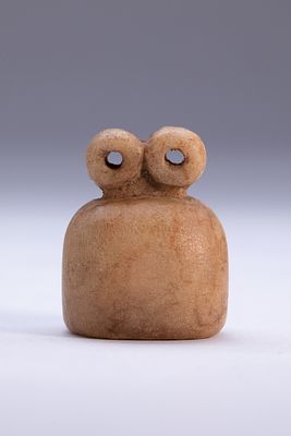 AN EASTERN ALABASTER TELL BRAK EYE IDOL, 3500-3300 BCE. A carved alabaster votive figurine of 