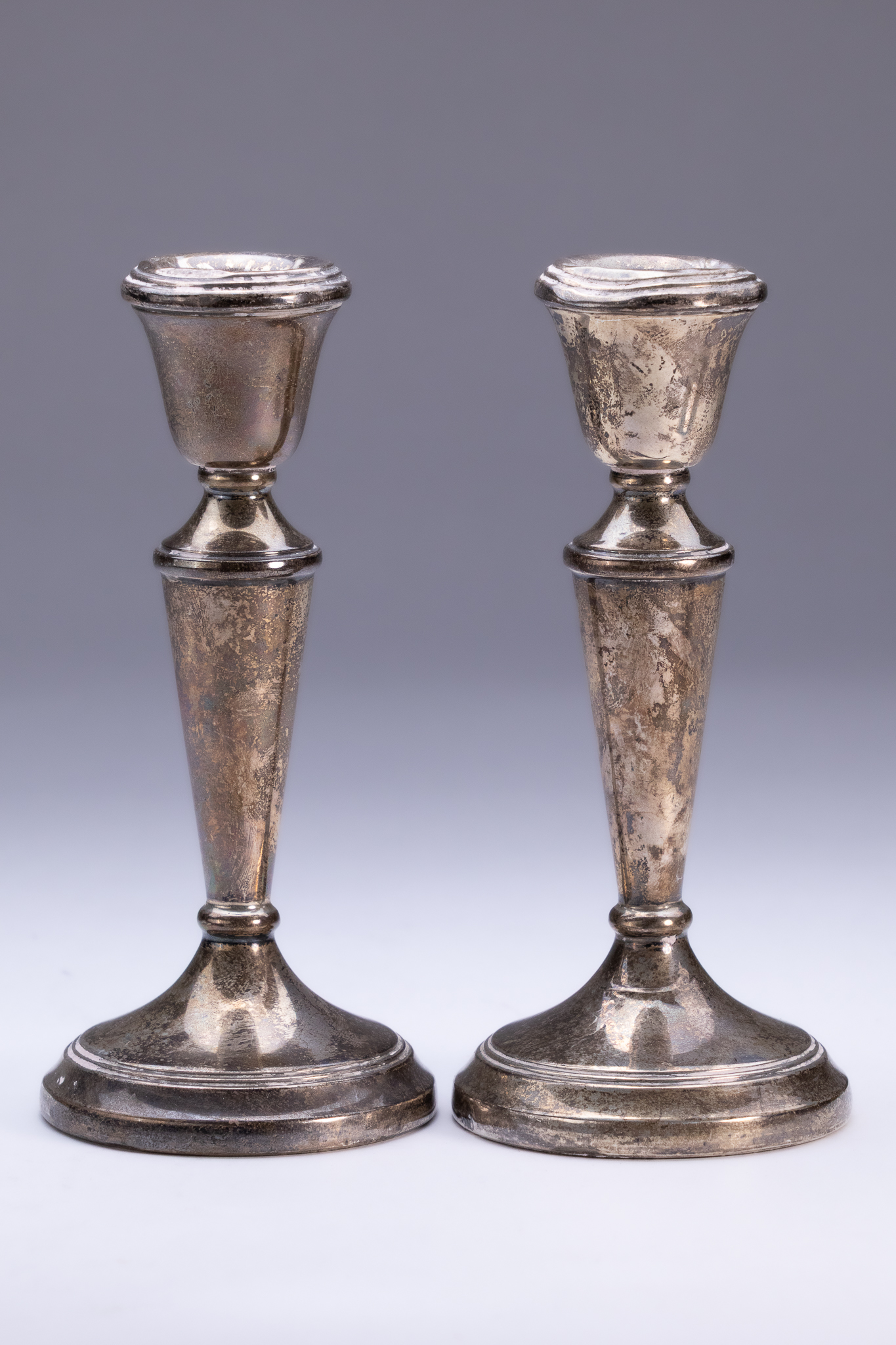A PAIR OF GEORGE V STERLING SILVER FILLED CANDLESTICKS, ALEXANDER CLARK AND CO LTD, BIRMINGHAM, 1928