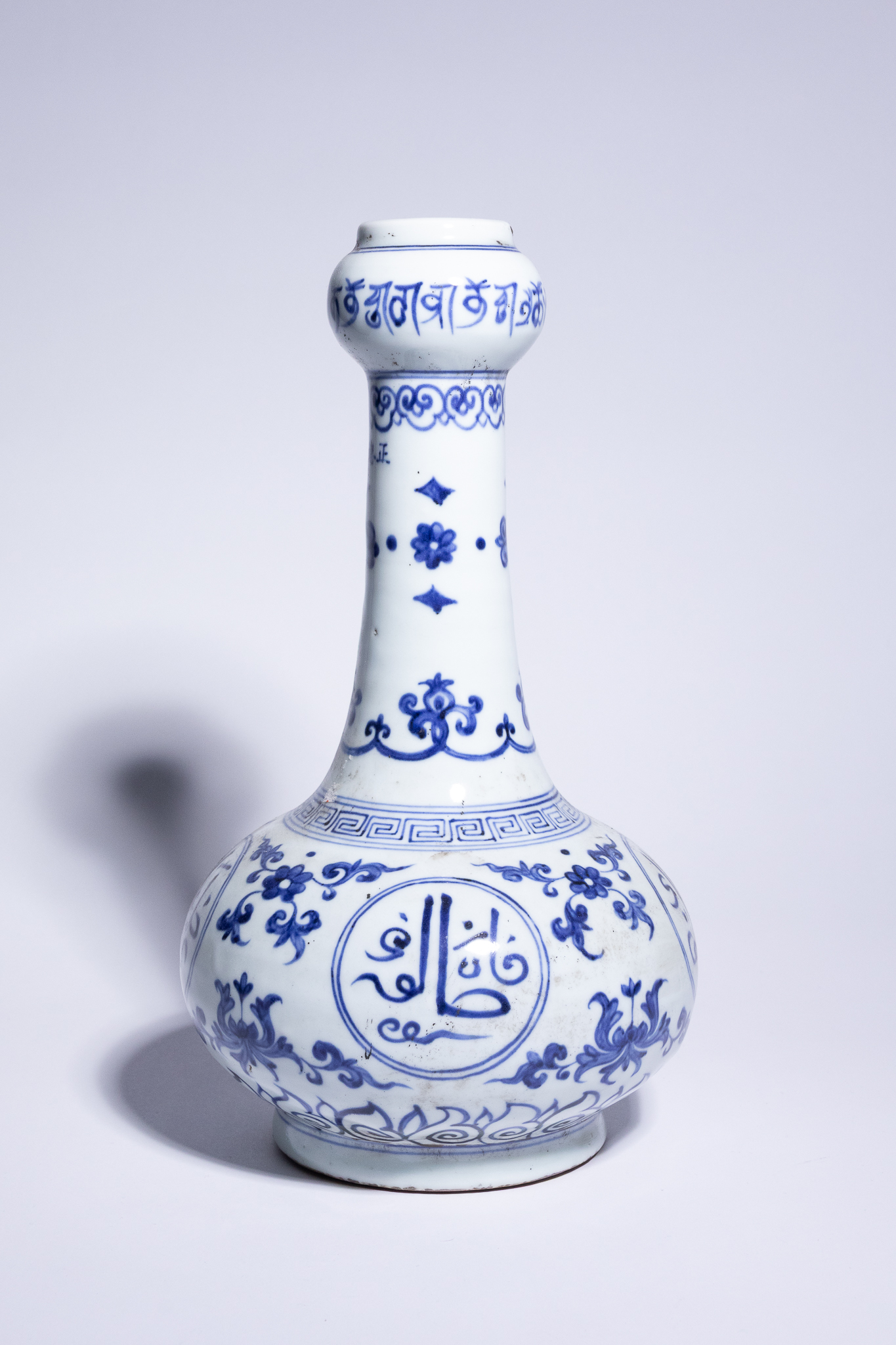 A CHINESE BLUE AND WHITE GARLIC-HEAD VASE, SUANTOUPING, ZHENGDE MARK.