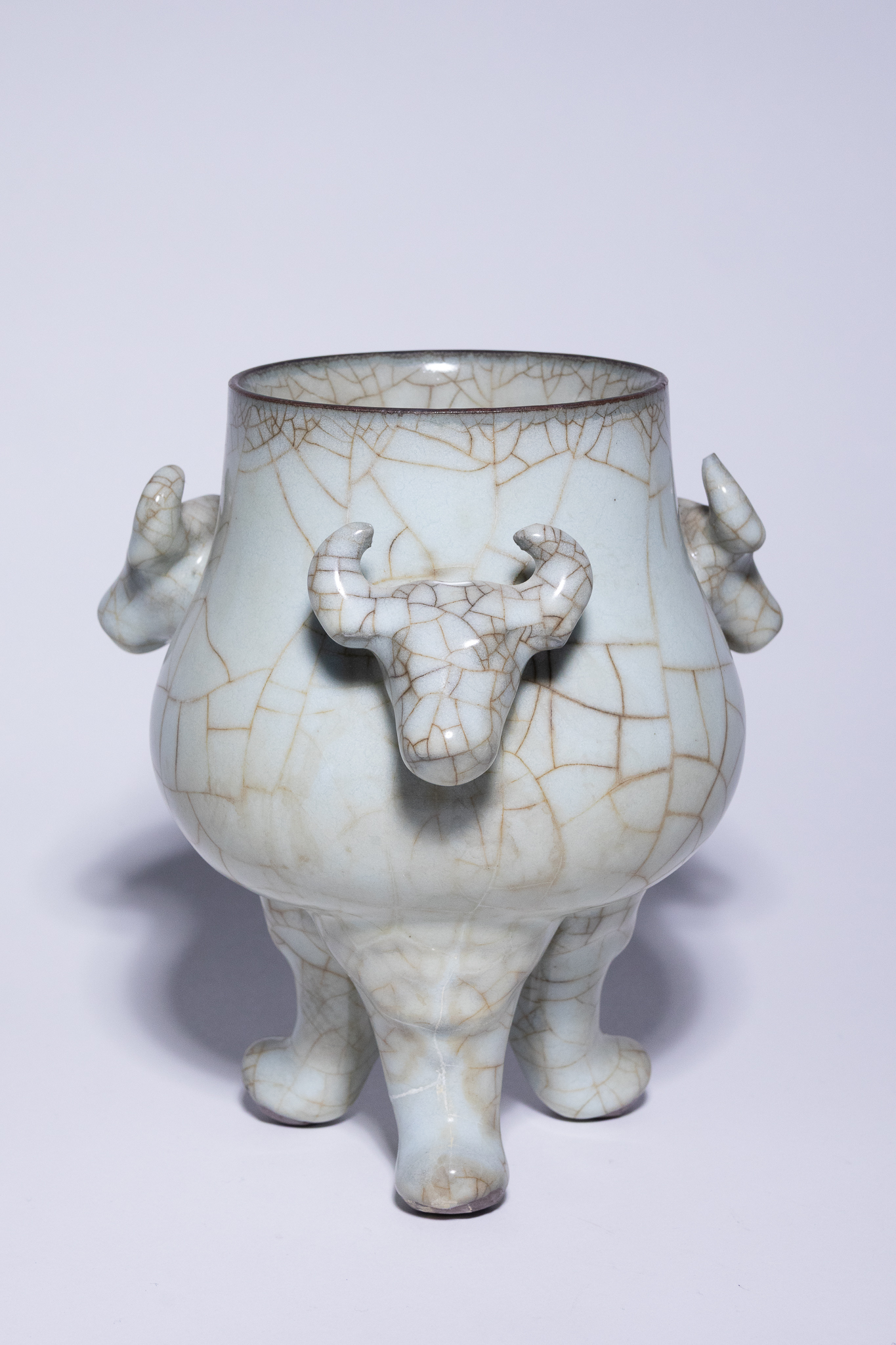 A CHINESE ARCHAISTIC GE-STYLE CERAMIC TRIPOD CENSER.