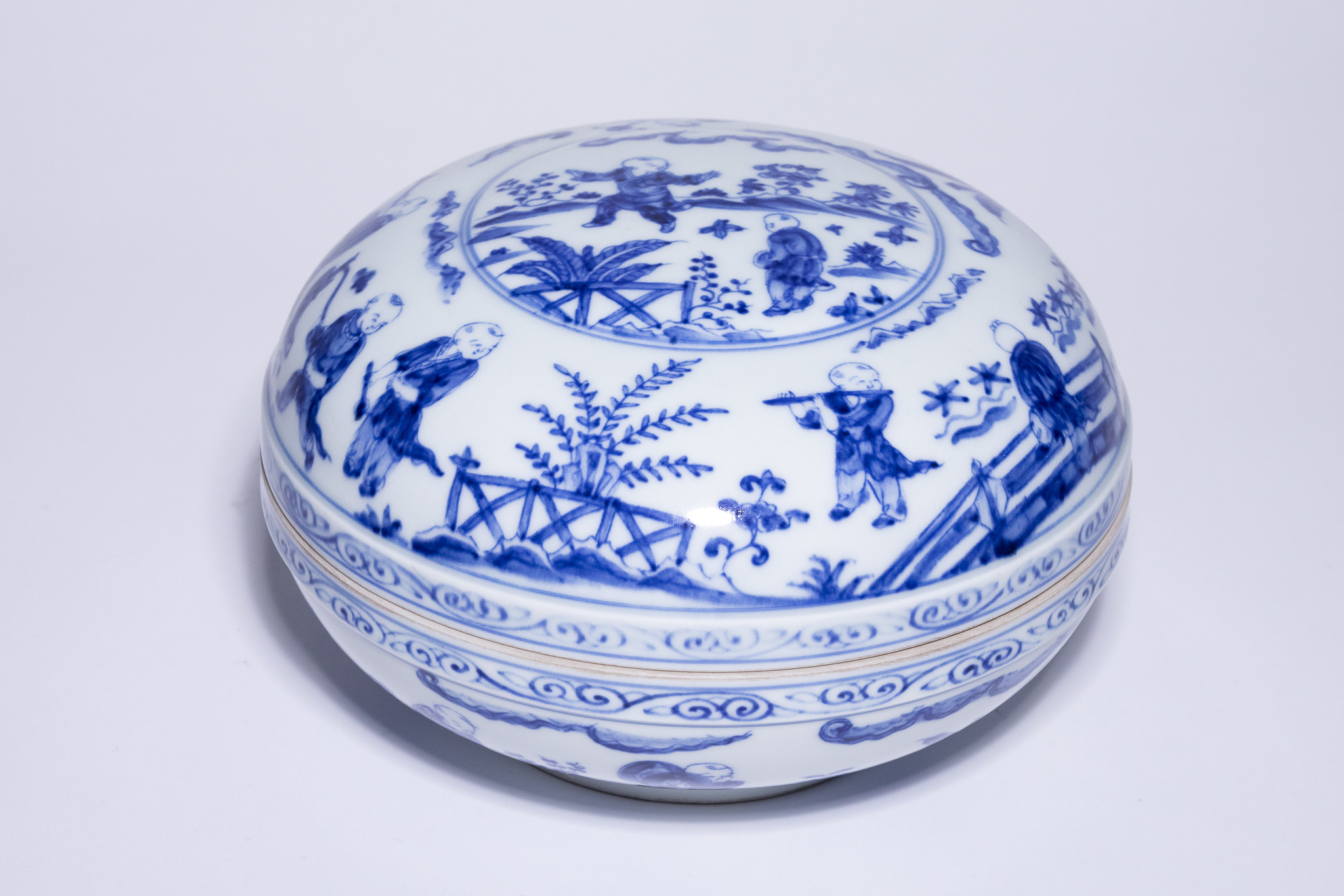 A CHINESE BLUE AND WHITE PORCELAIN CIRCULAR COVERED BOX, CHENGHUA MARK.