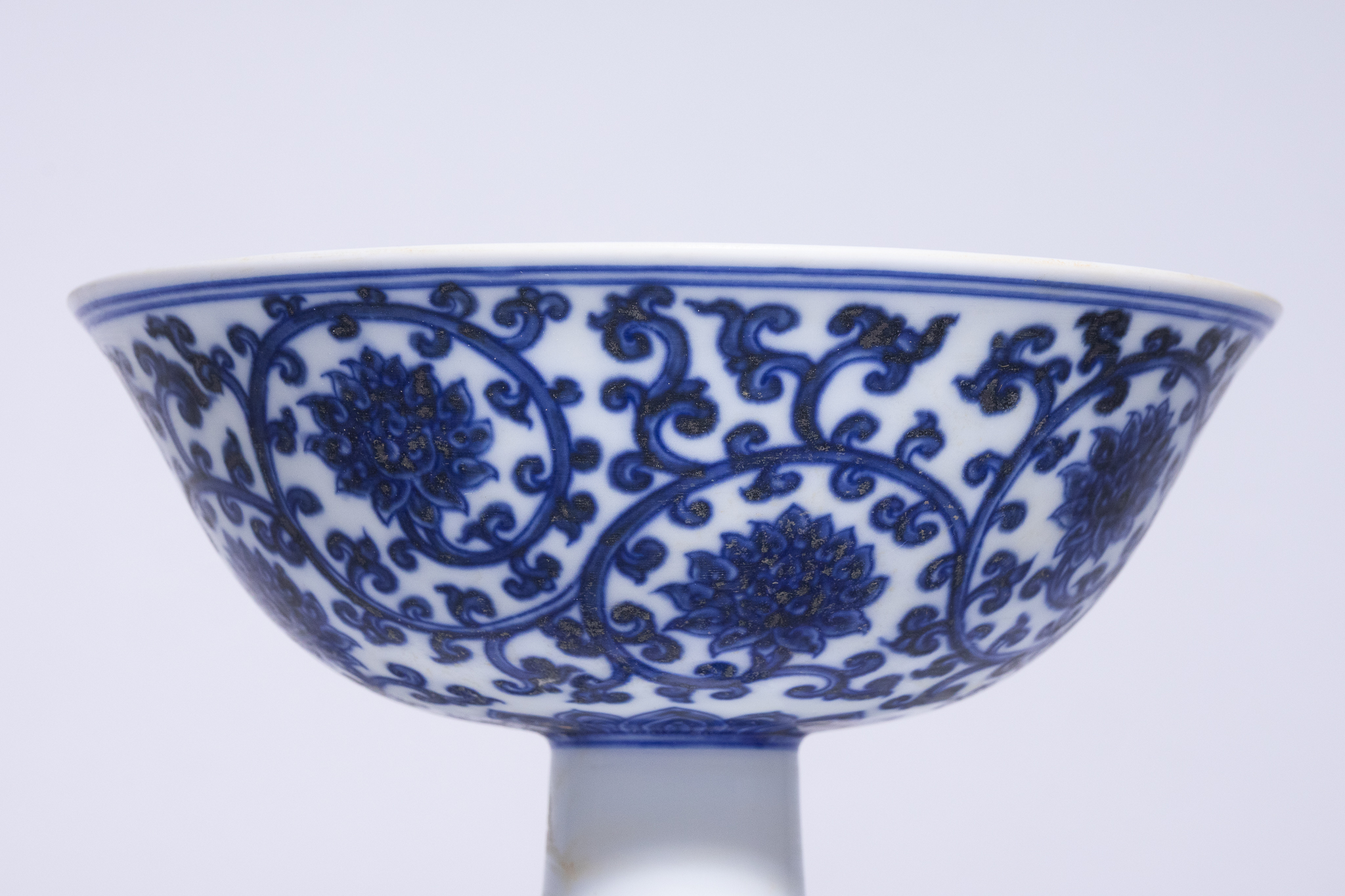 A CHINESE BLUE AND WHITE PORCELAIN LOTUS SCROLL STEM CUP, XUANDE MARK.