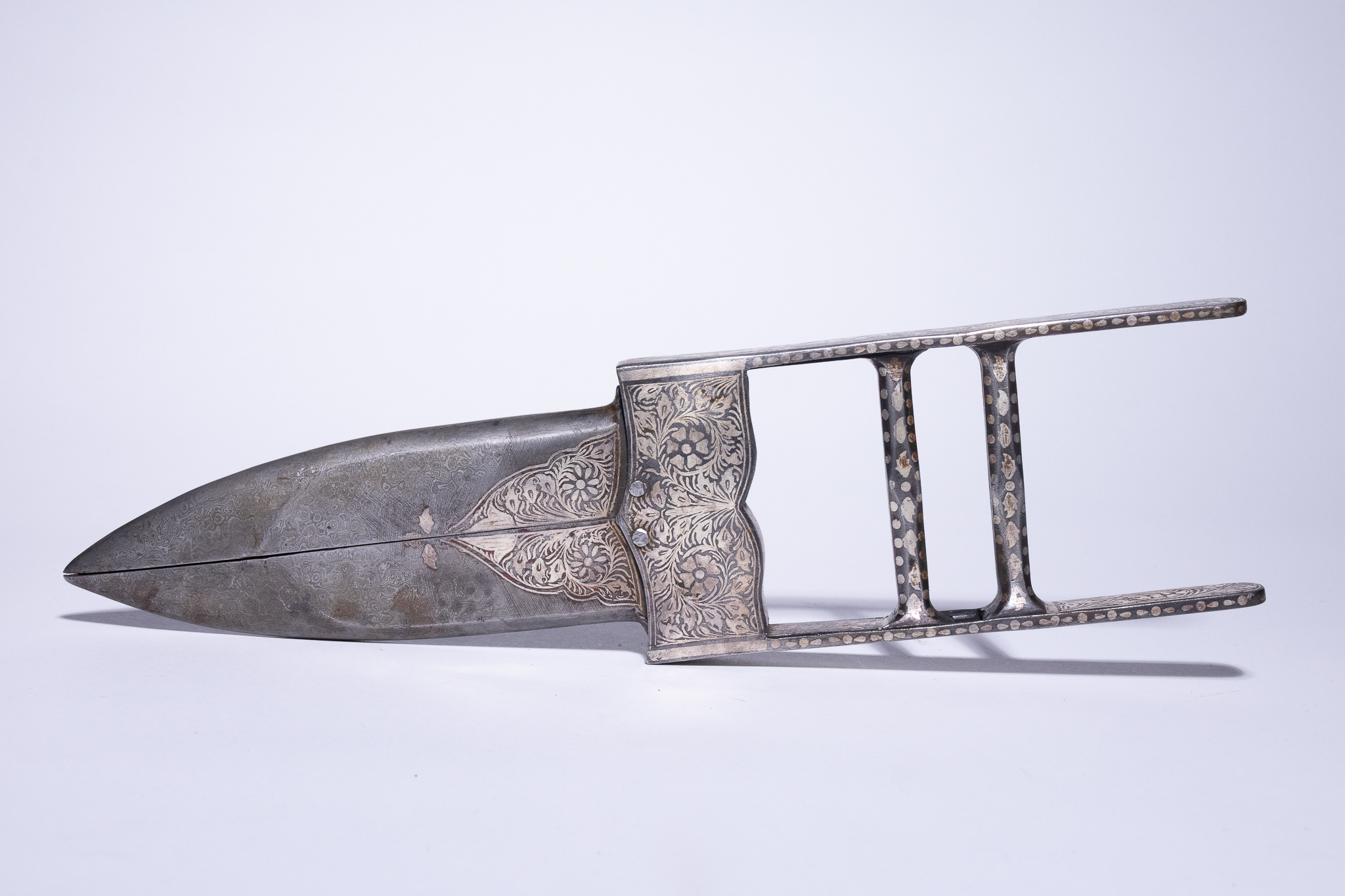 A NORTH INDIAN SILVER INLAID STEEL SCISSORS KATAR, 19TH CENTURY.