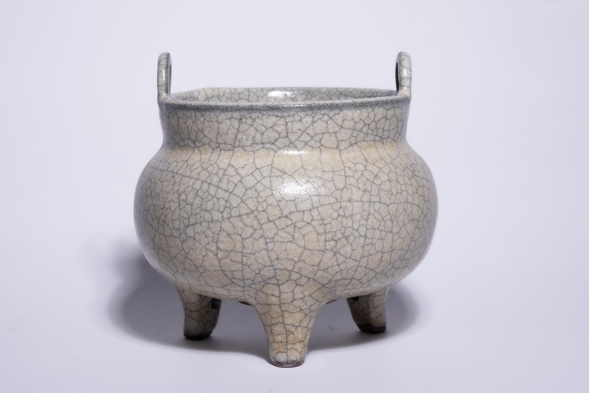 A CHINESE GE-TYPE CRACKLE-GLAZED TRIPOD INCENSE BURNER