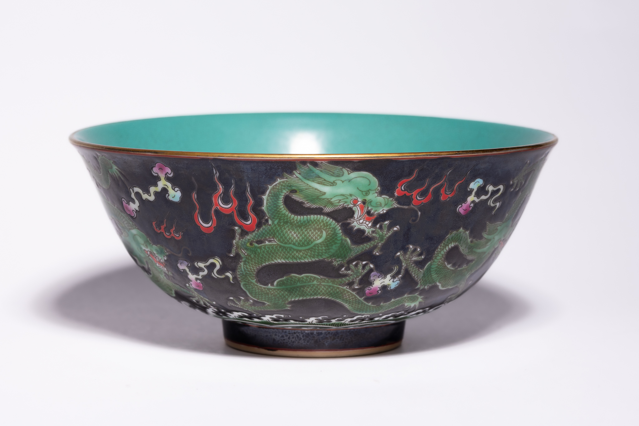 A CHINESE FAMILLE NOIRE AND TURQUOISE-GLAZED PORCELAIN DRAGON BOWL.