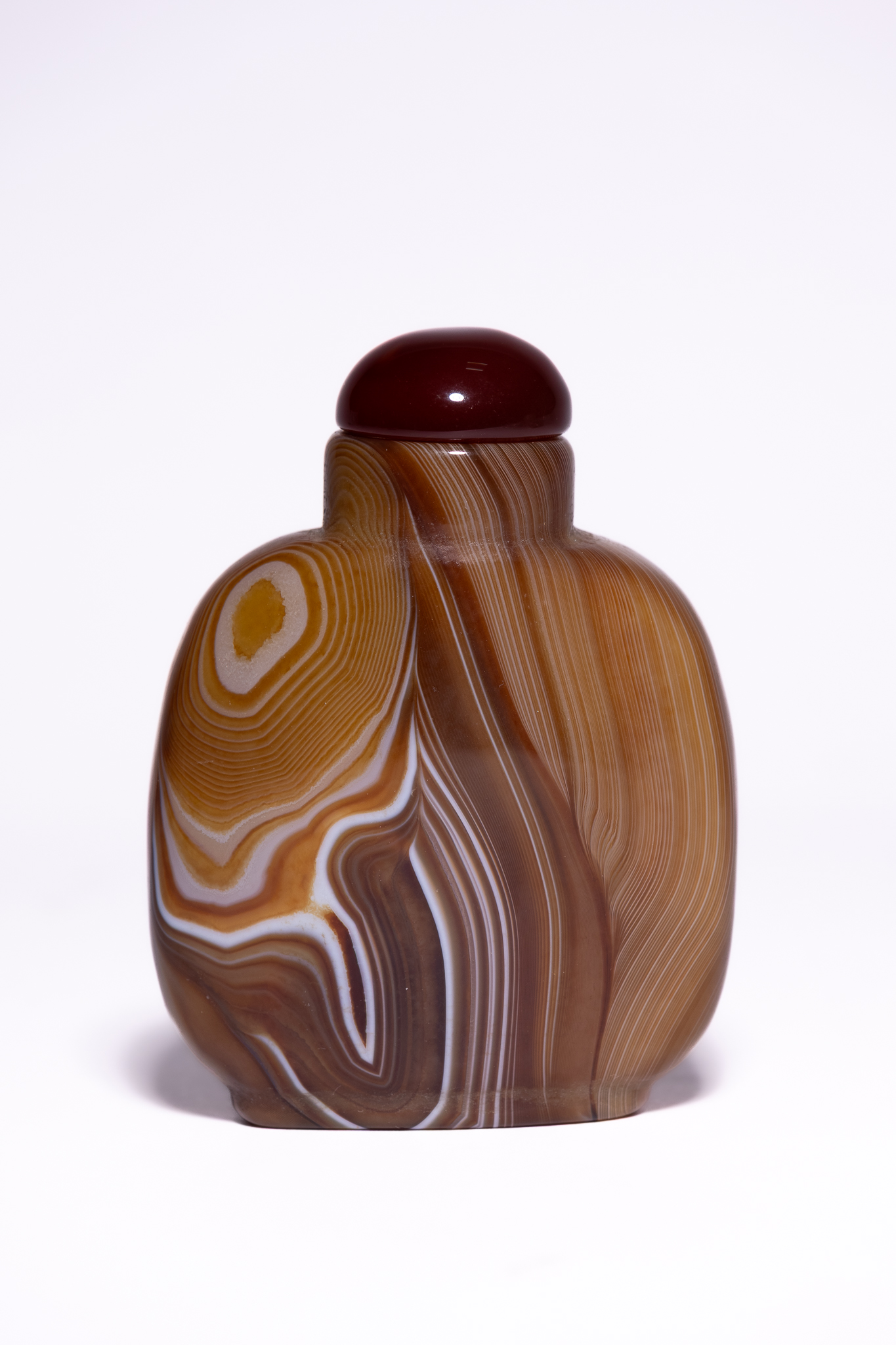 A CHINESE BANDED AGATE SNUFF BOTTLE.