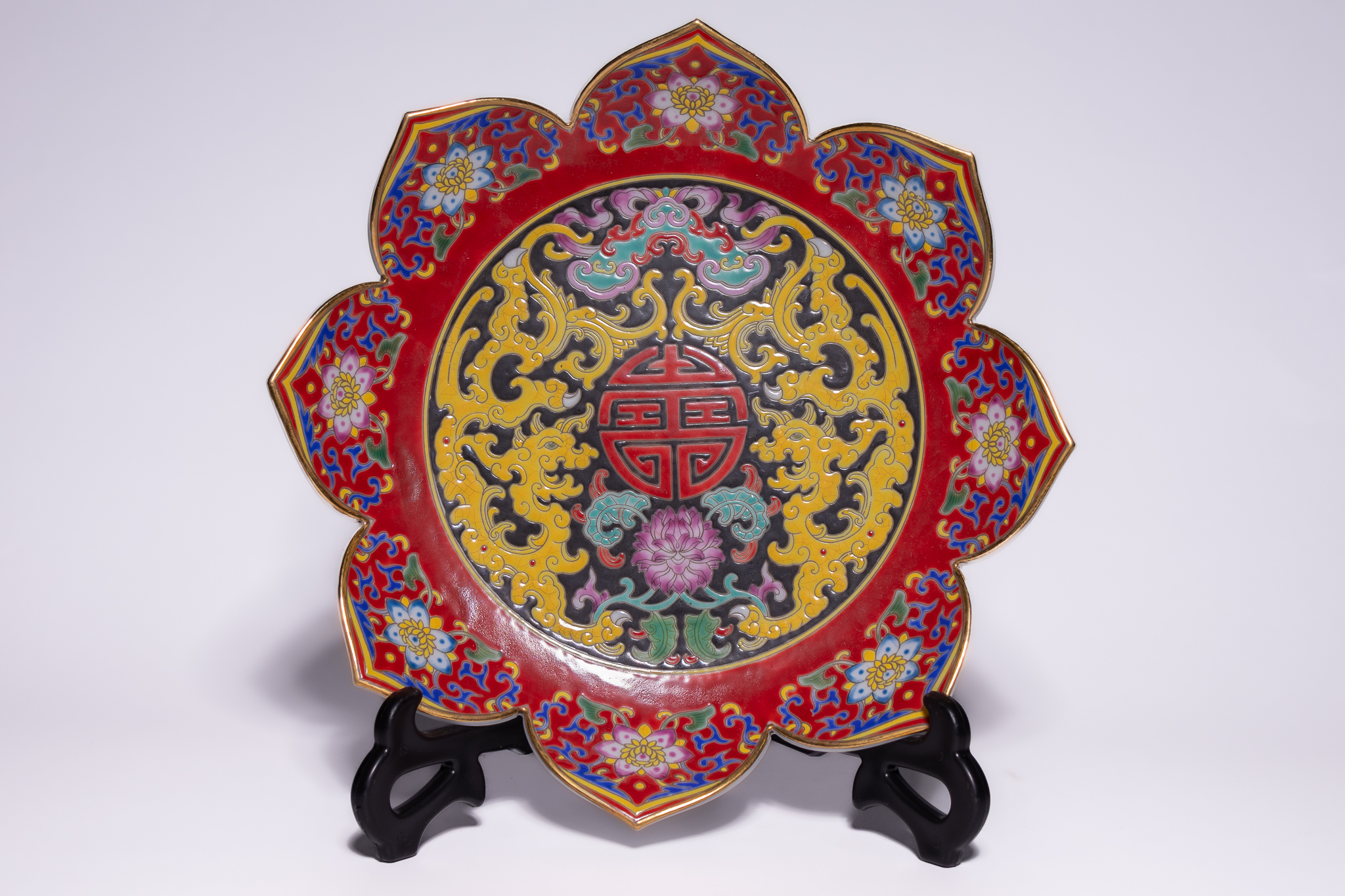 A CHINESE FAMILLE ROSE FOLIATE DRAGON AND SHOU PORCELAIN PLATE.