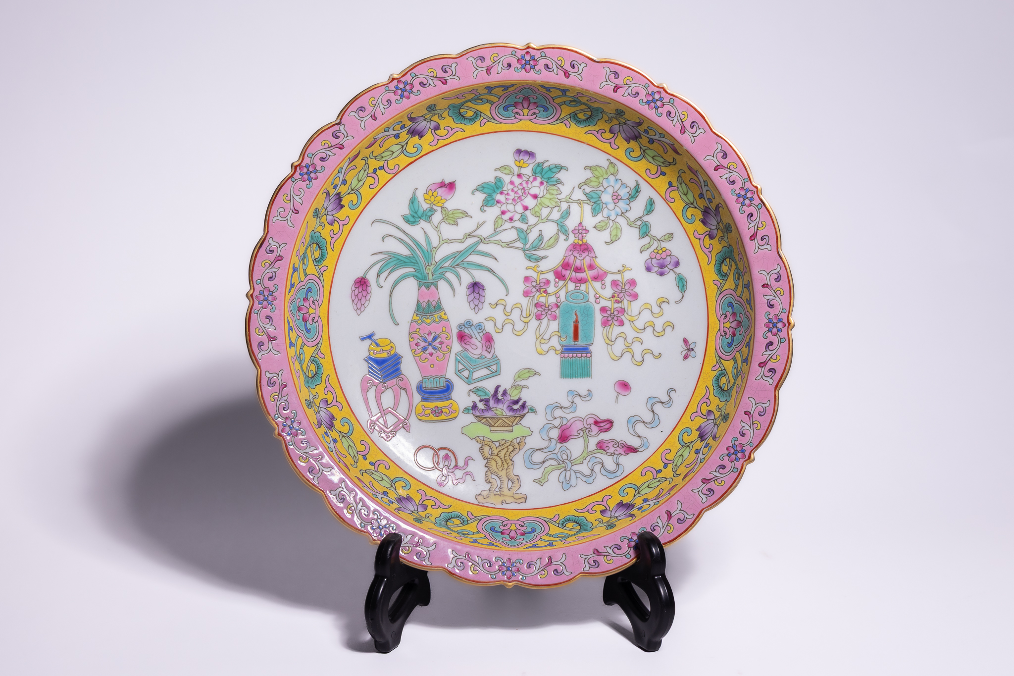 A CHINESE FAMILLE ROSE HUNDRED ANTIQUES BOGU PATTERN PORCELAIN DISH, YONGZHENG MARK.