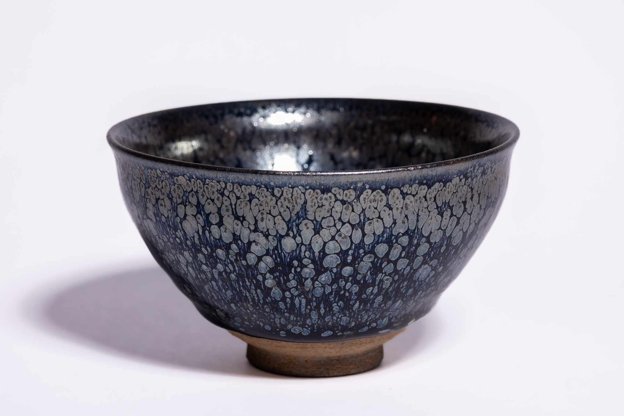 A CHINESE TENMOKU-STYLE OIL SPOT (YUTEKI) GLAZED CERAMIC TEA BOWL.