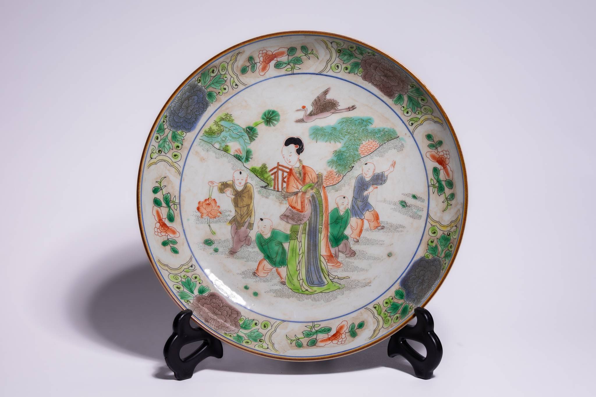 A CHINESE FAMILLE VERTE PORCELAIN PLATE WITH LADY AND BOYS SCENE, KANGXI MARK.