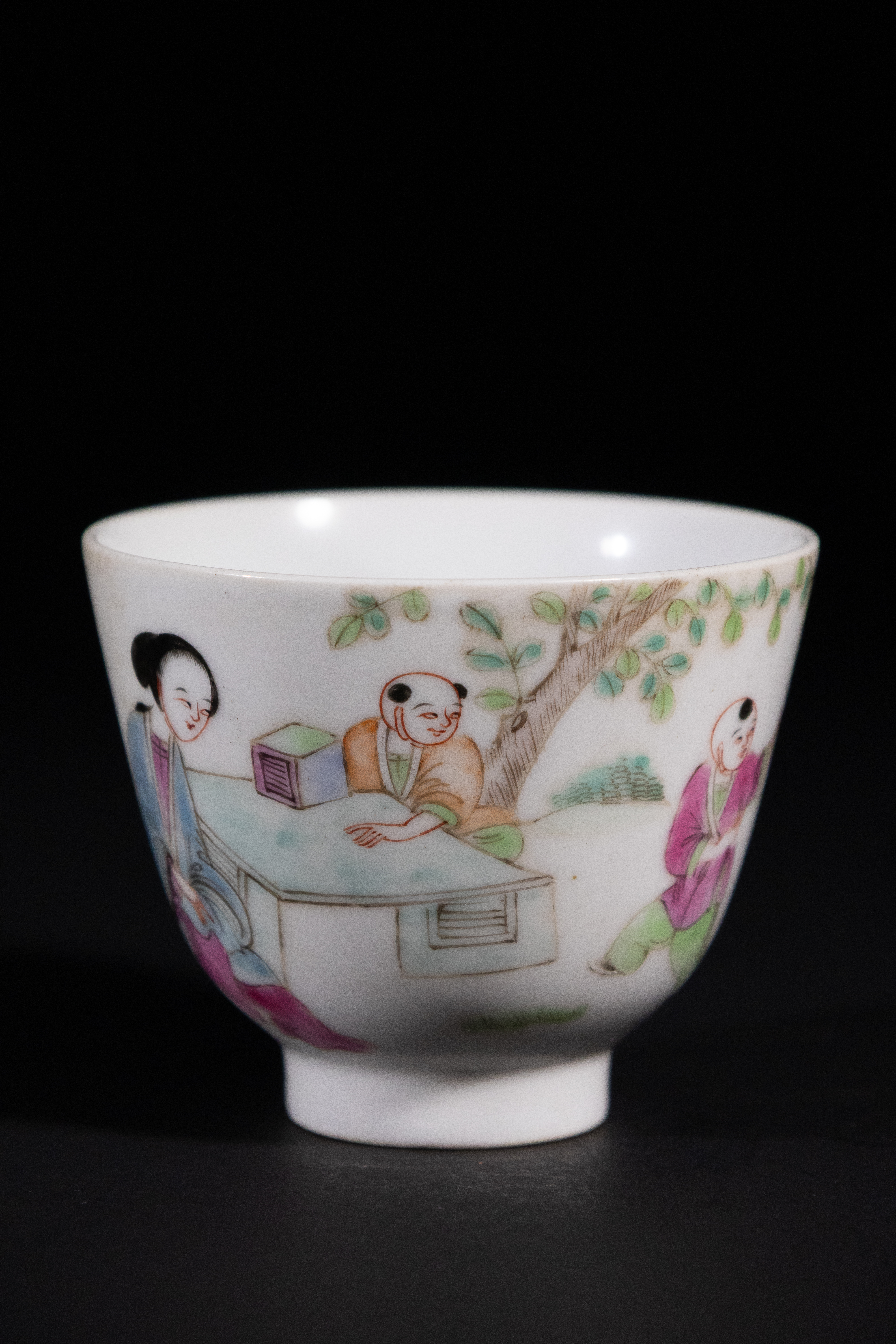 A Chinese Famille Rose Porcelain 'Figure Story' Cup, Tongzhi Mark
