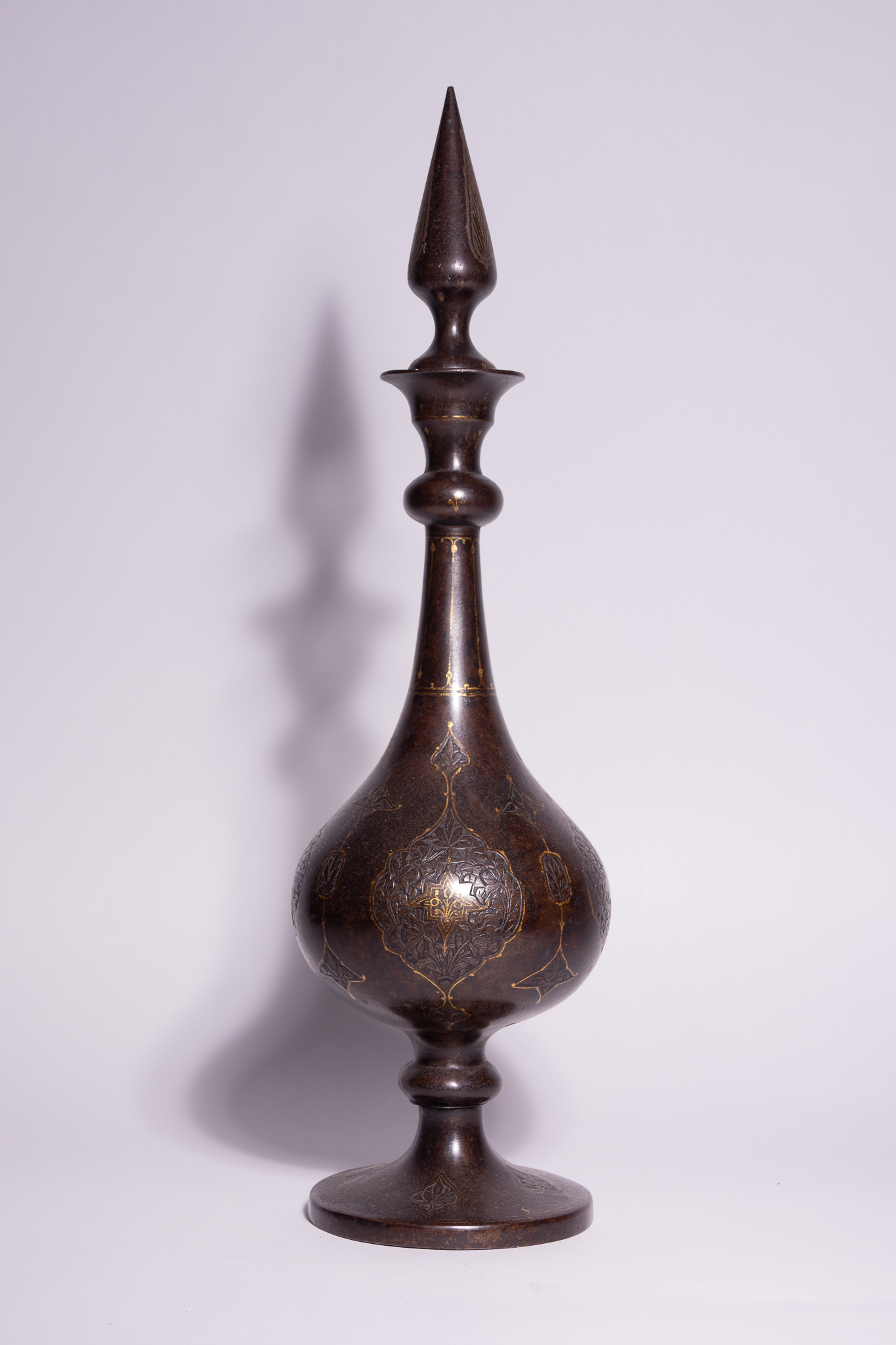 A QAJAR GOLD DAMASCENED STEEL BOTTLE AND STOPPER, 19TH CENTURY.