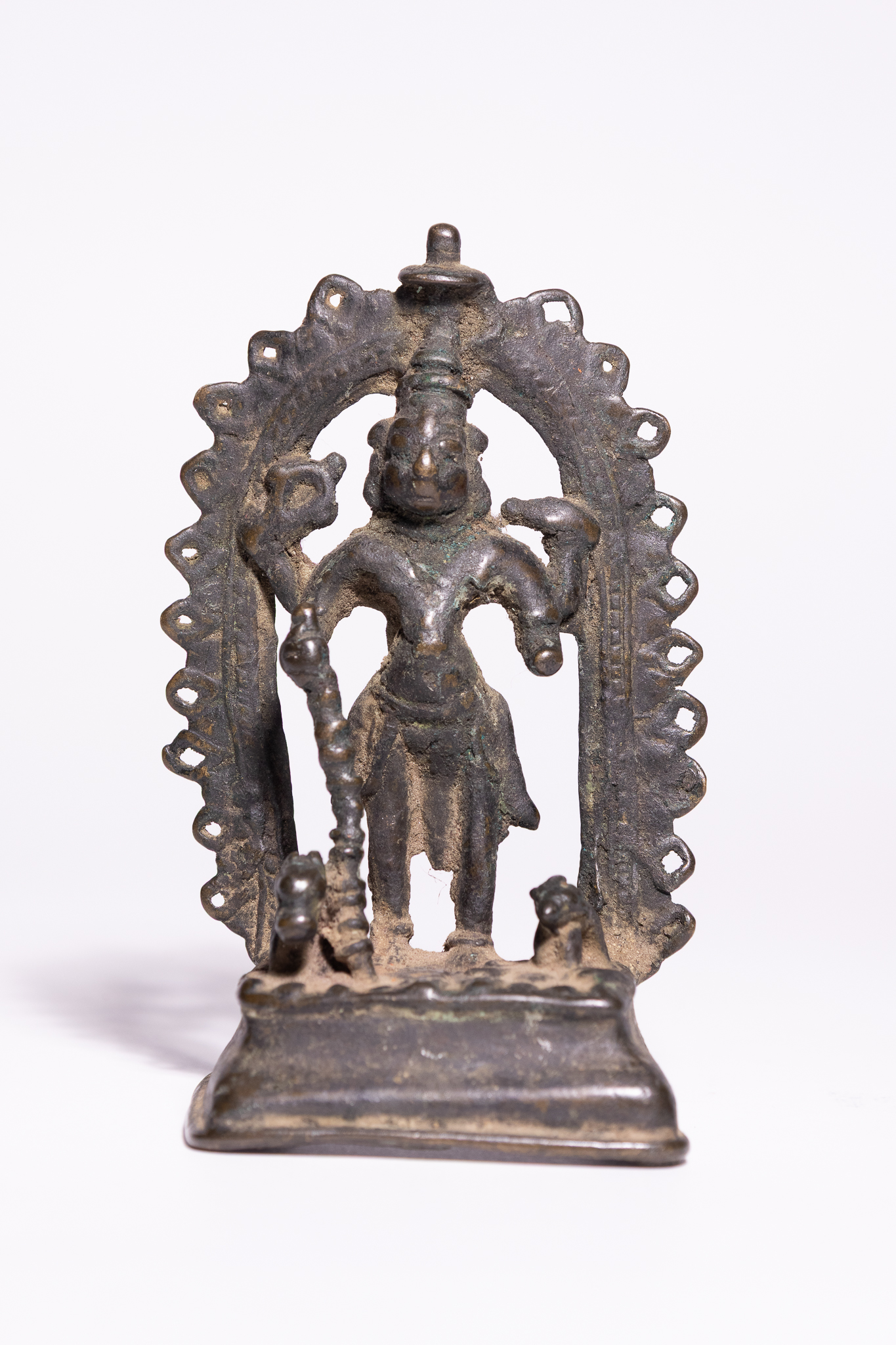 AN INDIAN FOLK BRONZE FIGURINE OF VISHNU, 18TH OR 19TH CENTURY.
