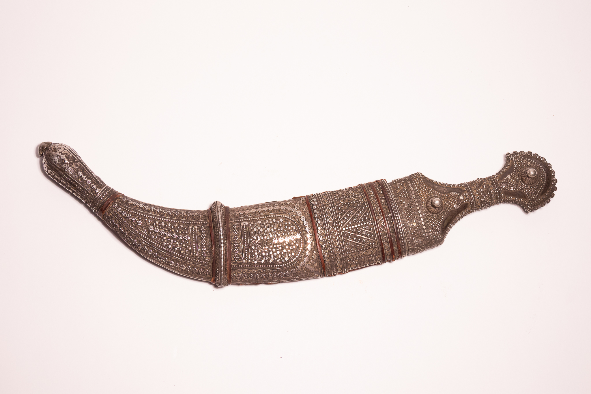 AN OMANI SILVER MOUNTED SAIDI KHANJAR DAGGER AND SCABBARD, SIGNED ABDULLAH, 19TH-20TH CENTURY.