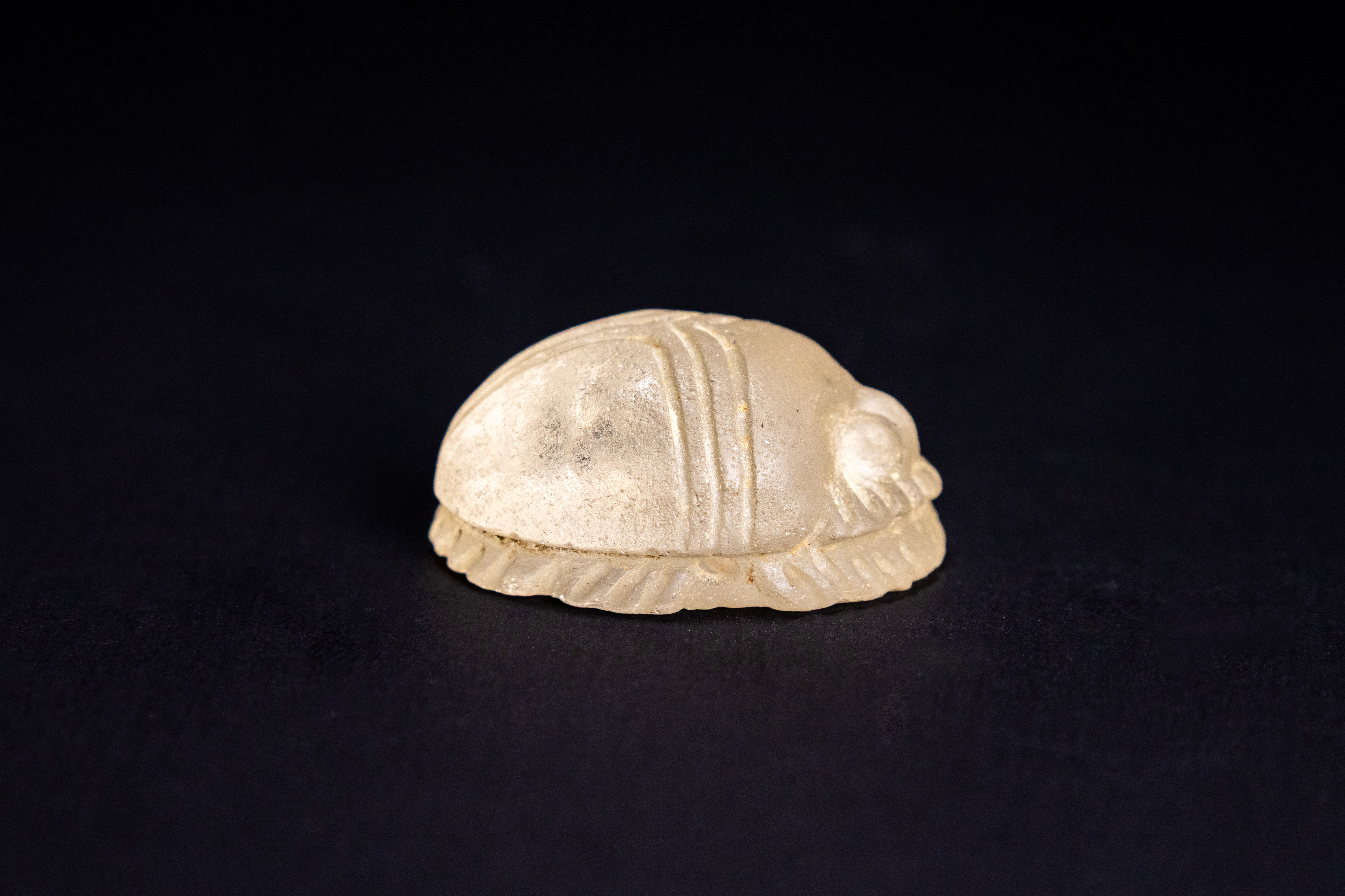 AN ANCIENT EGYPTIAN STYLE CARVED ROCK CRYSTAL SCARAB BEETLE AMULET.