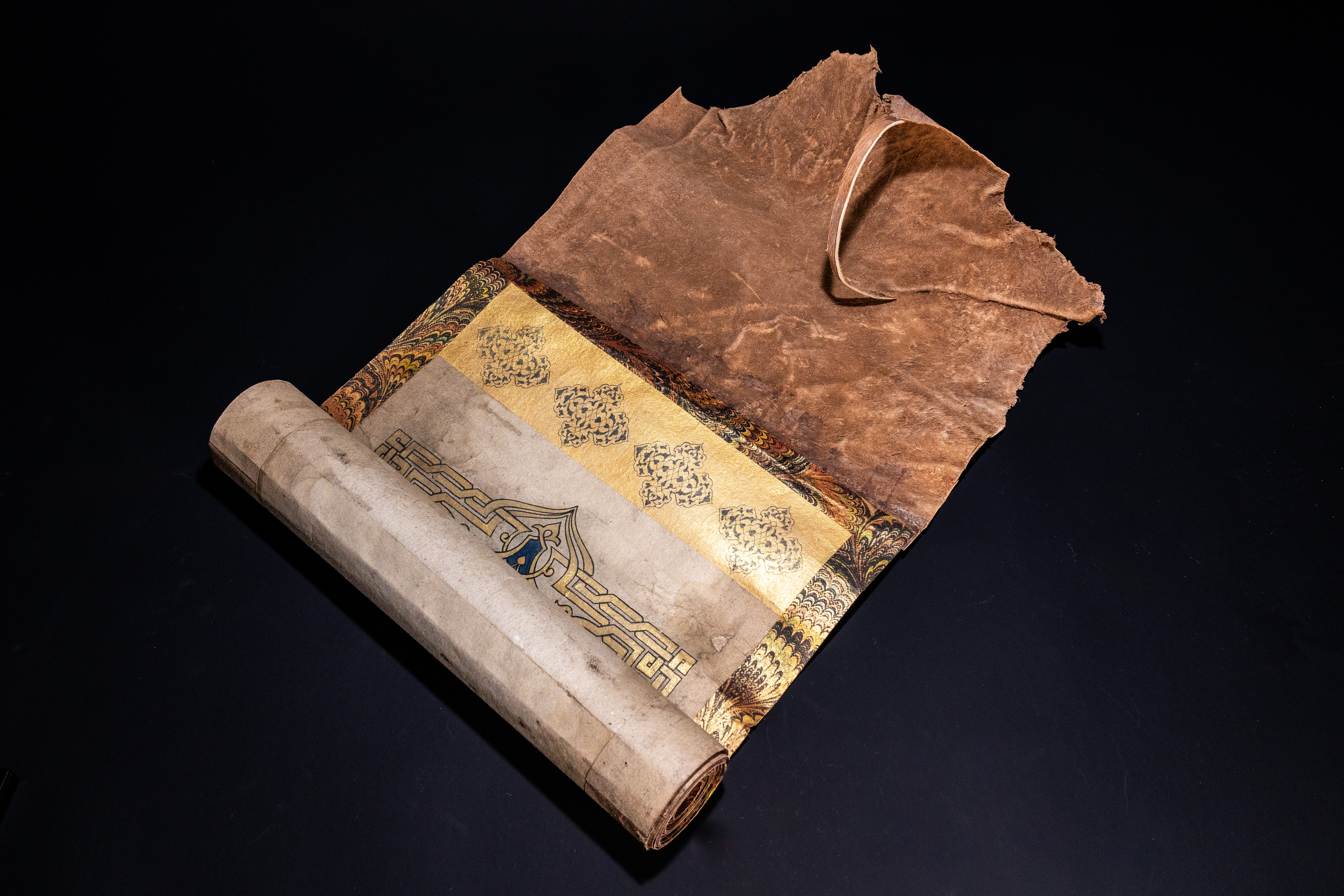 AN INDO-PERSIAN ILLUMINATED PERSIAN MANUSCRIPT SCROLL.