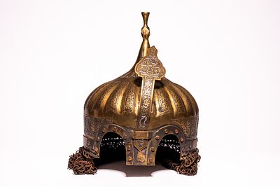 AN INDO-PERSIAN FLUTED BRASS SILVER-INLAID TURBAN HELMET KULAH KHUD. An Indo-Persian fluted 