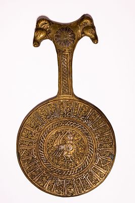 AN ISLAMIC KHORASAN STYLE SILVER INLAID BRONZE HAND MIRROR. An Islamic bronze hand mirror 