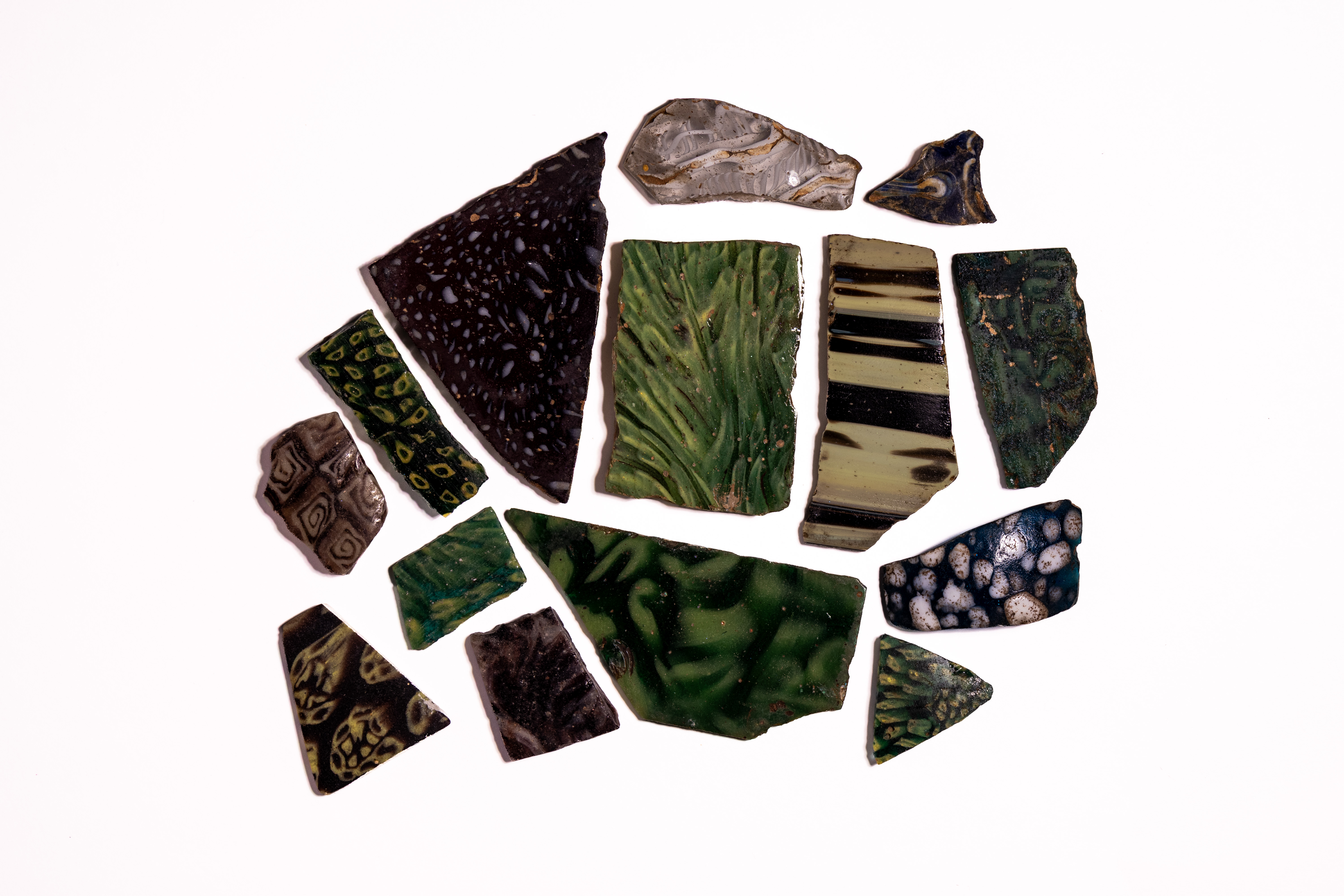A GROUP OF ANCIENT EGYPTIAN AND ROMAN MOSAIC AND RIBBON GLASS FRAGMENTS.