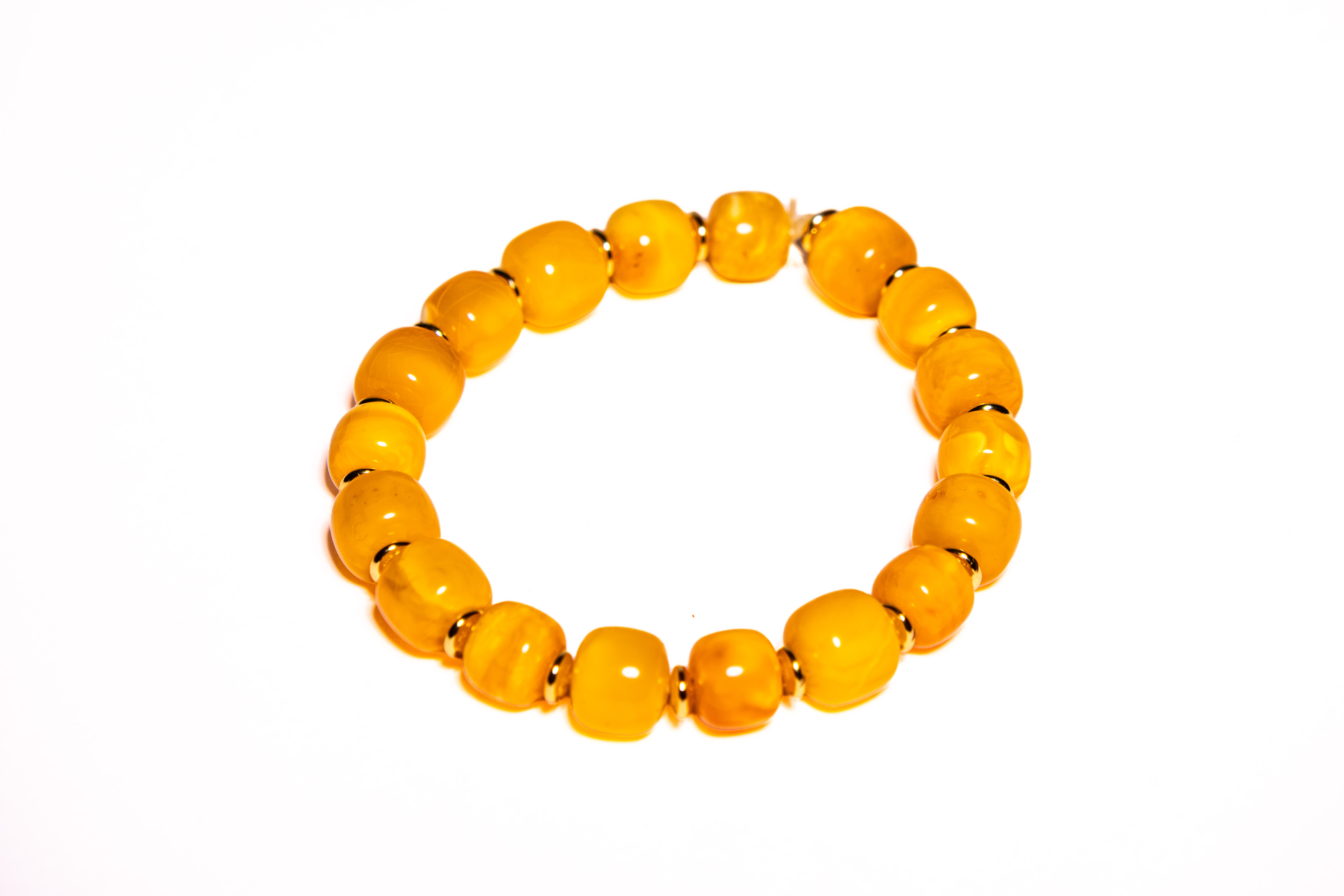 A BUTTERSCOTCH AMBER BEAD BRACELET.