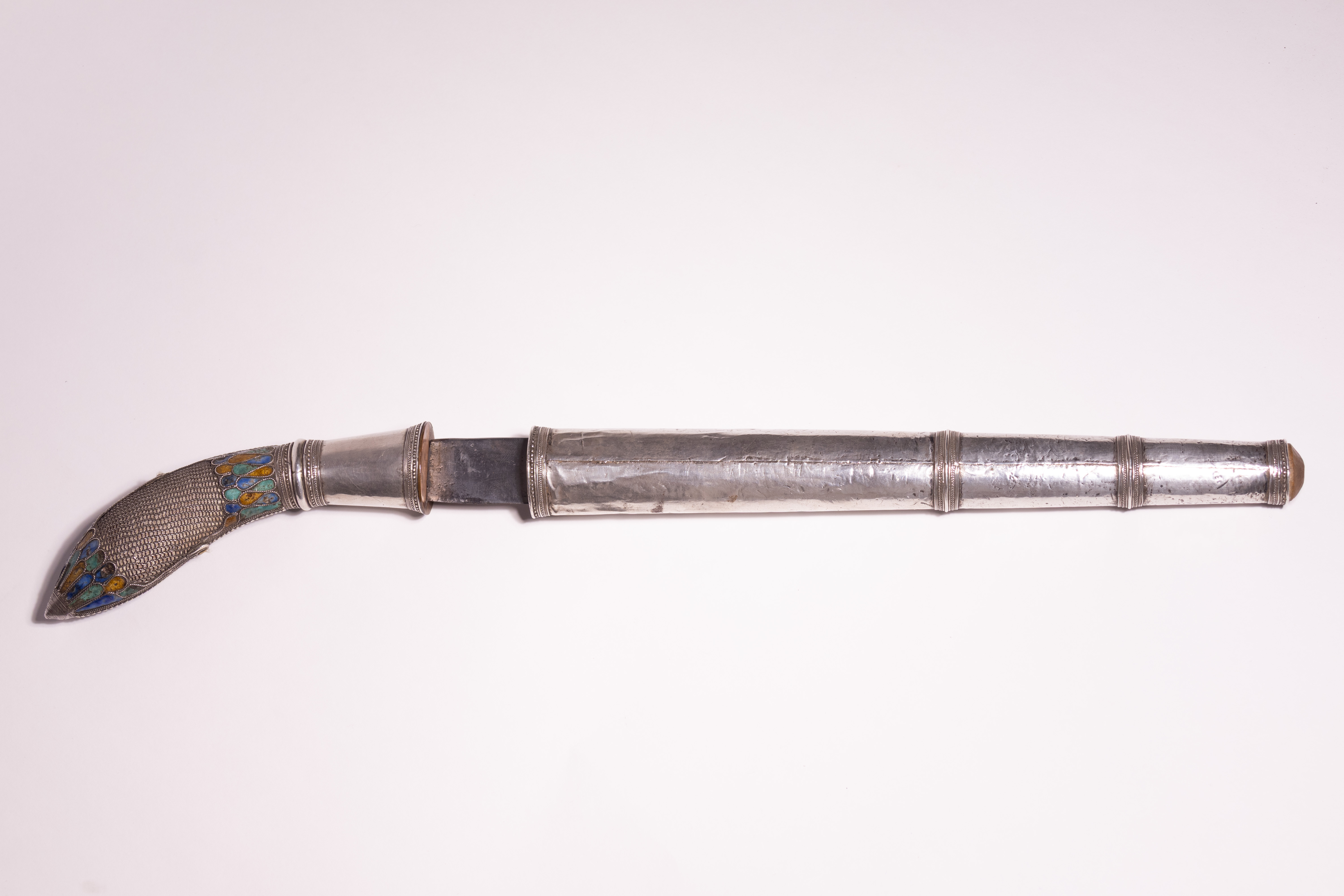 A BURMESE OR NORTHERN SIAMESE SILVER-MOUNTED SWORD WITH ENAMELLED HILT, 19TH CENTURY.