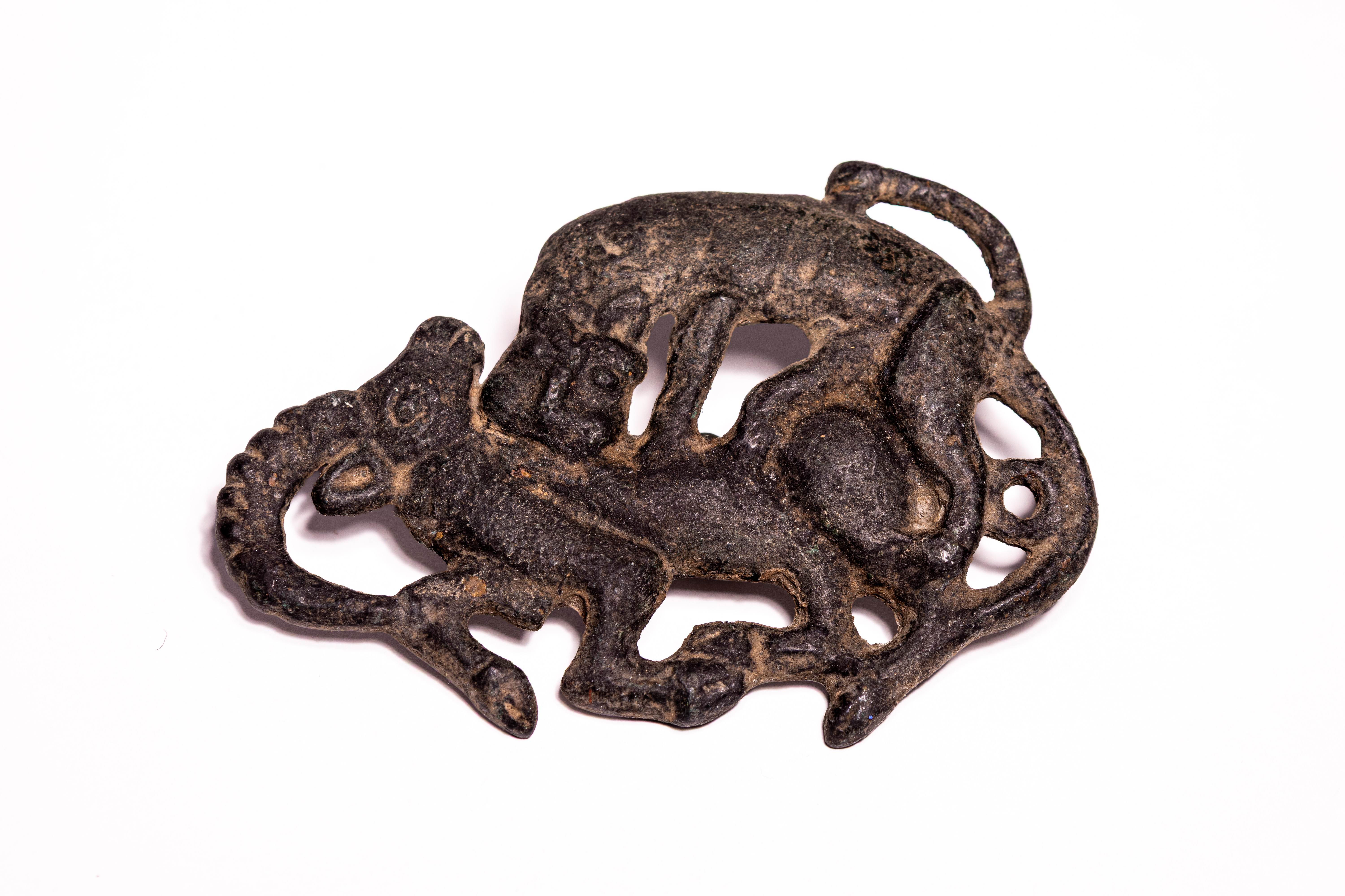 AN ANCIENT ORDOS CULTURE CAST BRONZE OPENWORK ANIMAL STYLE PLAQUE, CIRCA 6TH - 2ND CENTURY BC.