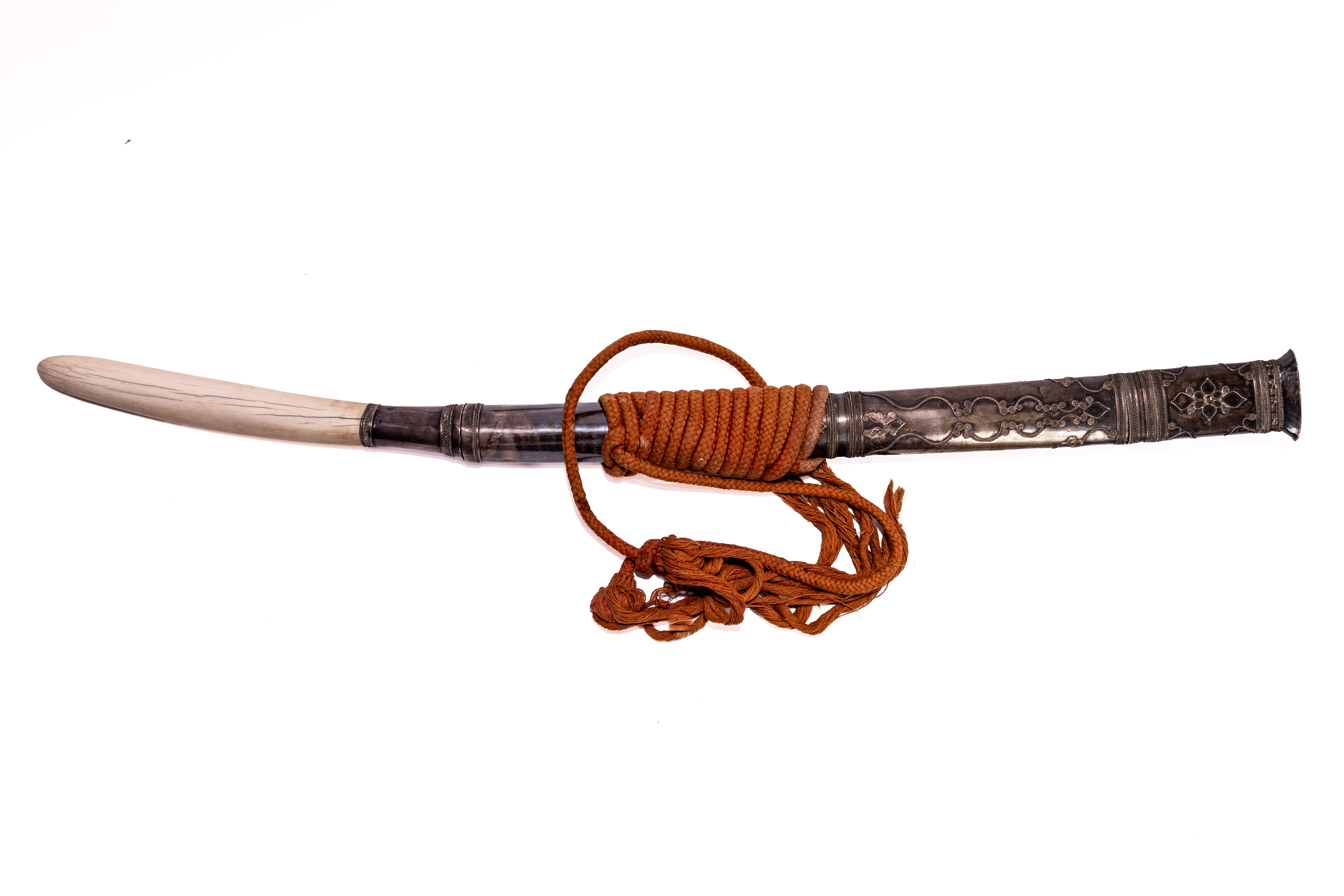 A SOUTHEAST ASIAN SILVER-MOUNTED DHA SHORT SWORD WITH BONE HILT, LATE 19TH CENTURY.