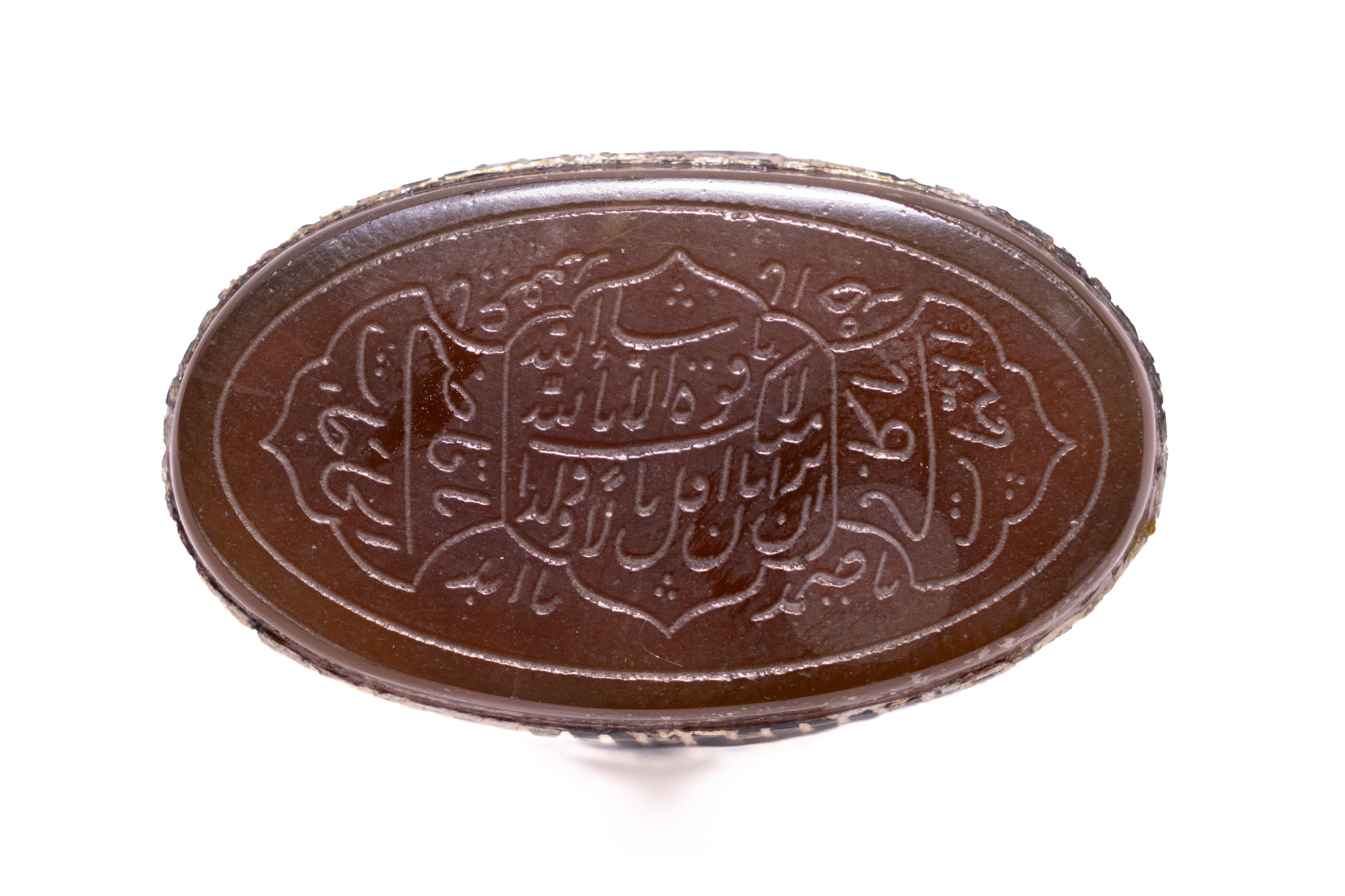AN ISLAMIC SILVER AND CARNELIAN CALLIGRAPHIC SIGNET RING.