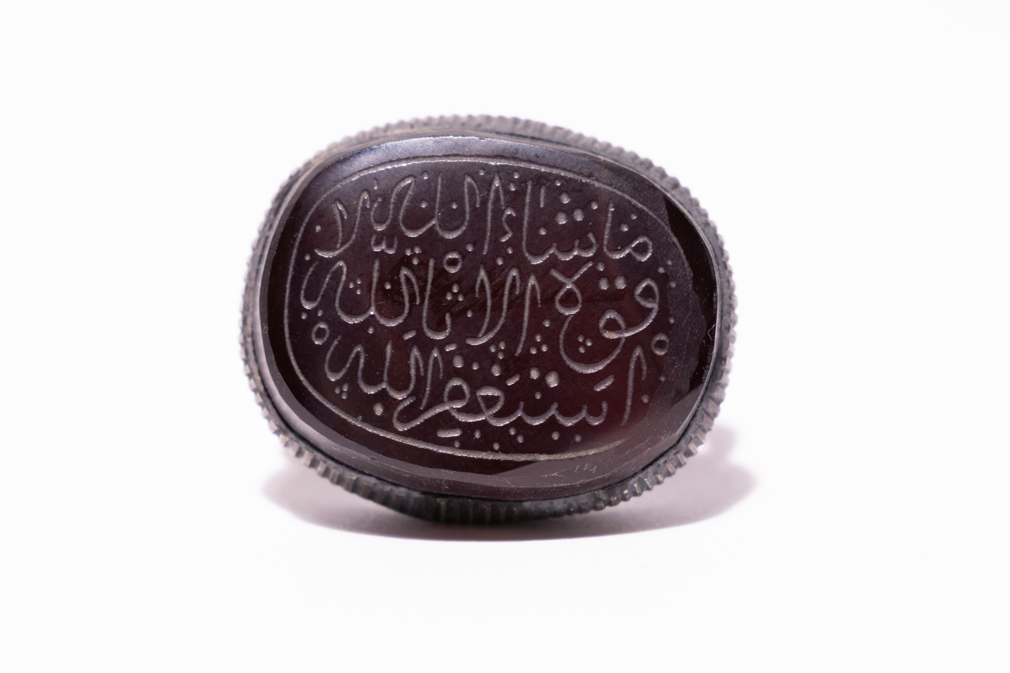 AN ISLAMIC SILVER AND INSCRIBED AGATE TALISMANIC SIGNET RING.