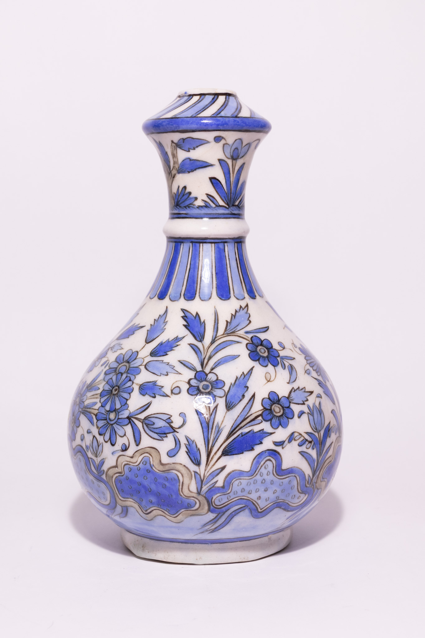 A QAJAR BLUE AND WHITE PORCELAIN BOTTLE VASE, 19TH CENTURY.