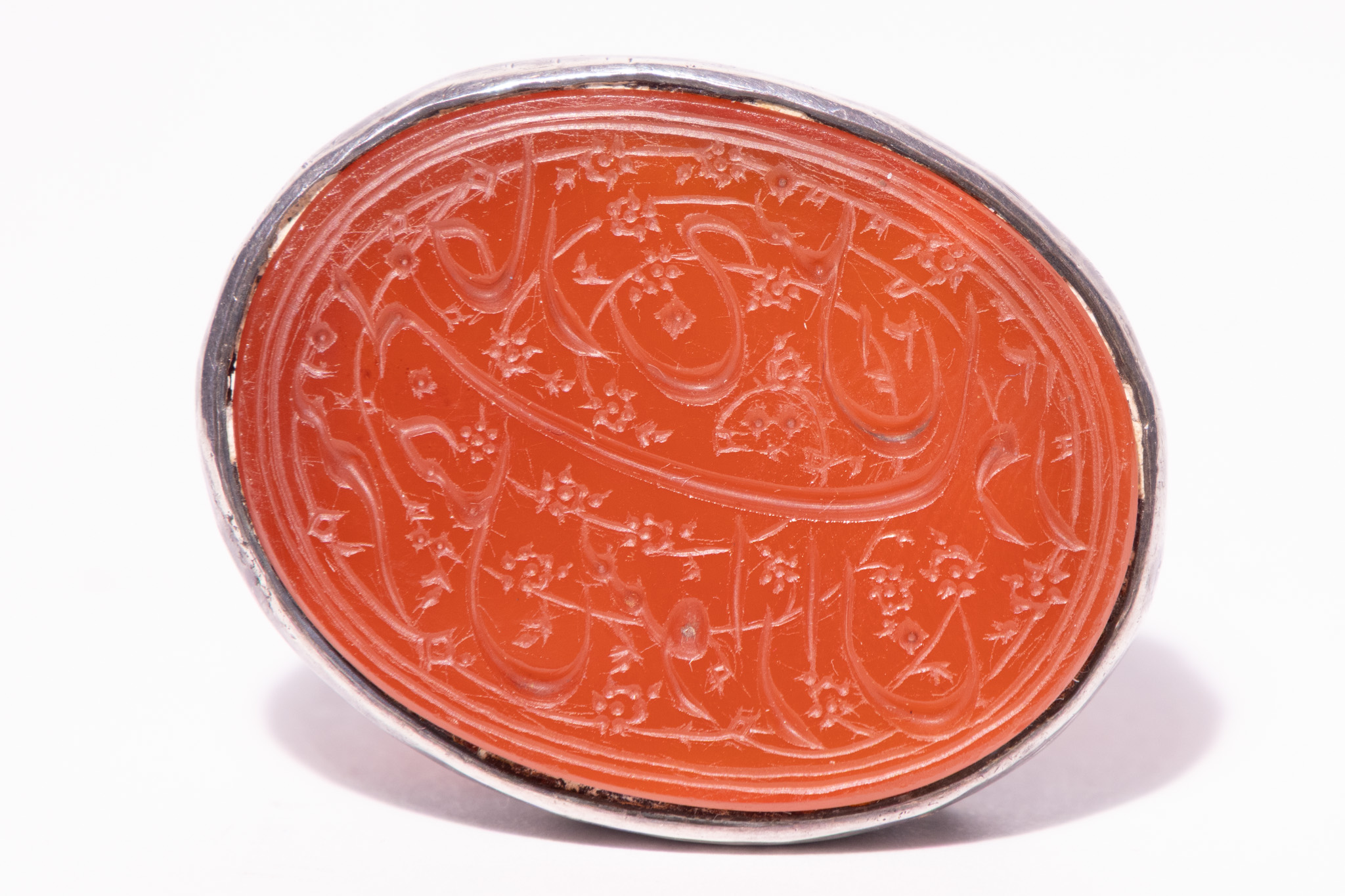 A PERSIAN SILVER AND CARNELIAN INTAGLIO DESK SEAL.