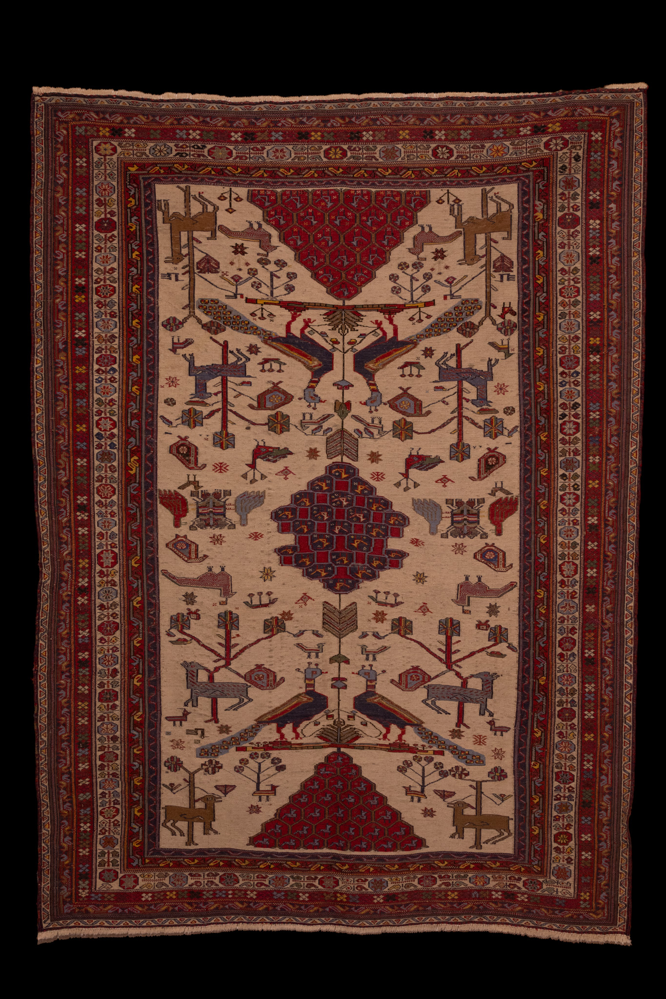 A CAUCASIAN SOUMAK PICTORIAL ANIMAL PATTERN KILIM RUG, 20TH CENTURY.