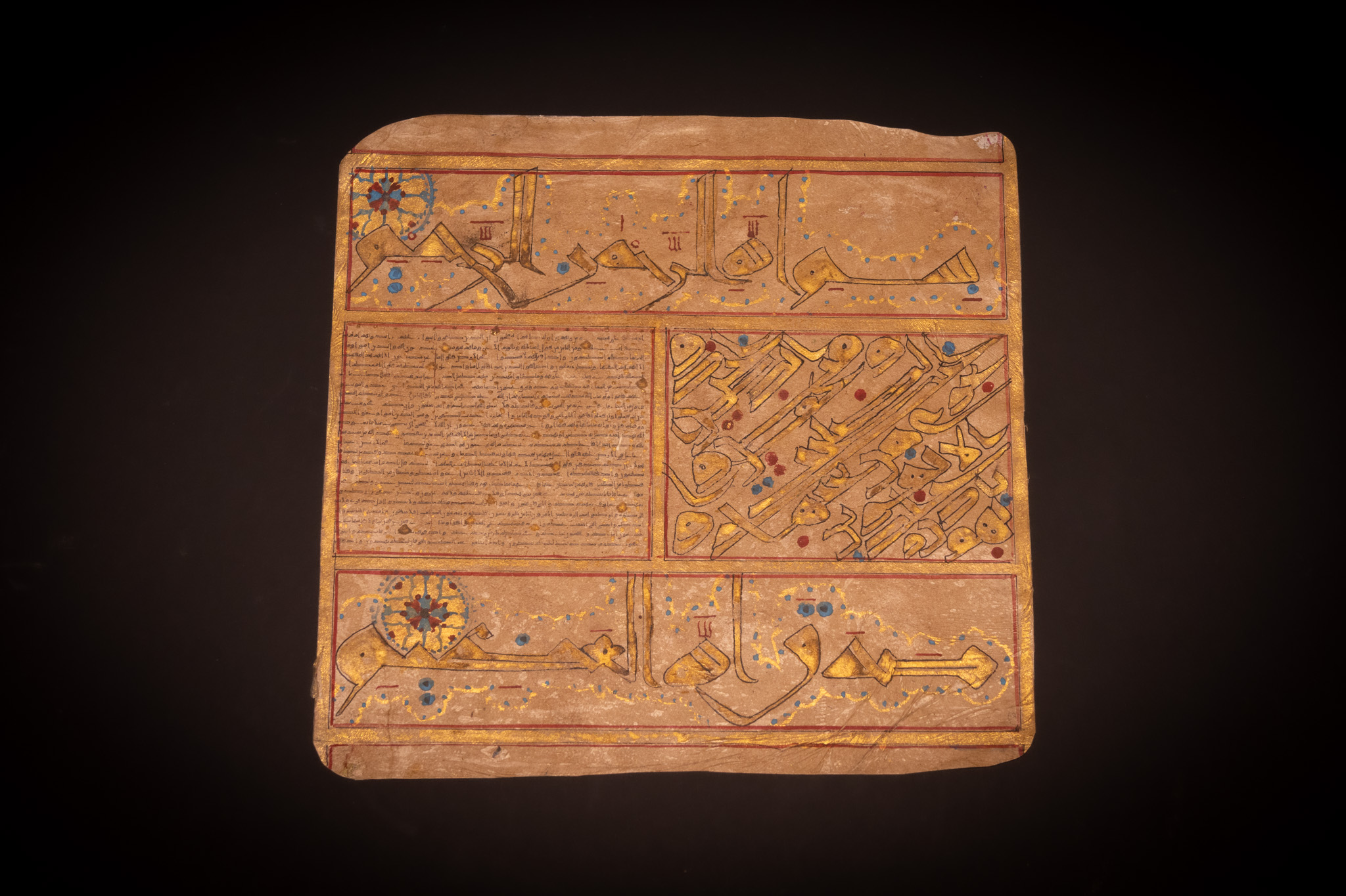 AN ILLUMINATED QUR'AN MANUSCRIPT LEAF ON VELLUM. MIDDLE EAST OR NORTH AFRICA, CIRCA 18TH-19TH CENTURY.