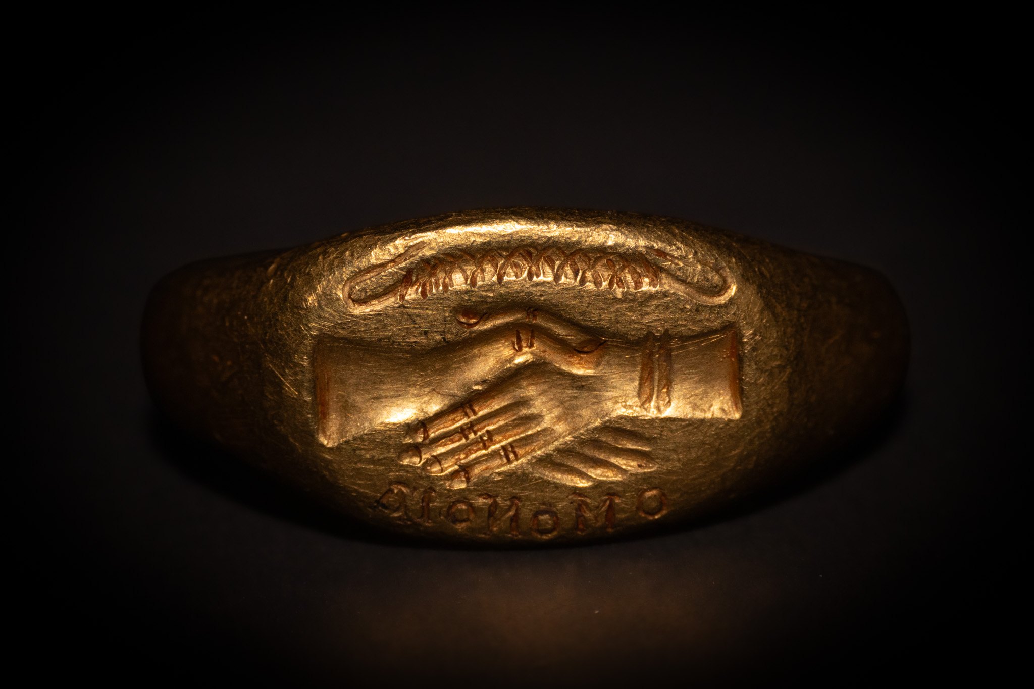 A ROMAN OR EARLY BYZANTINE GOLD FEDE RING WITH GREEK INSCRIPTION.