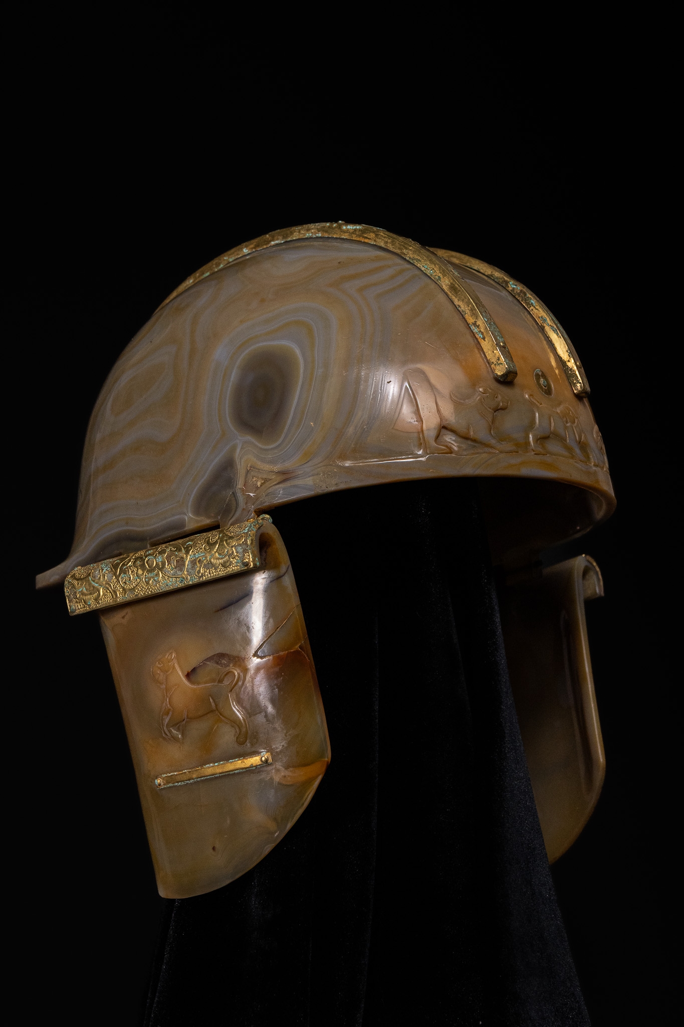 A RARE CHINESE AGATE HELMET WITH GOLD GILT-METAL MOUNTS AND FIGURAL FRIEZES, 18TH CENTURY.
