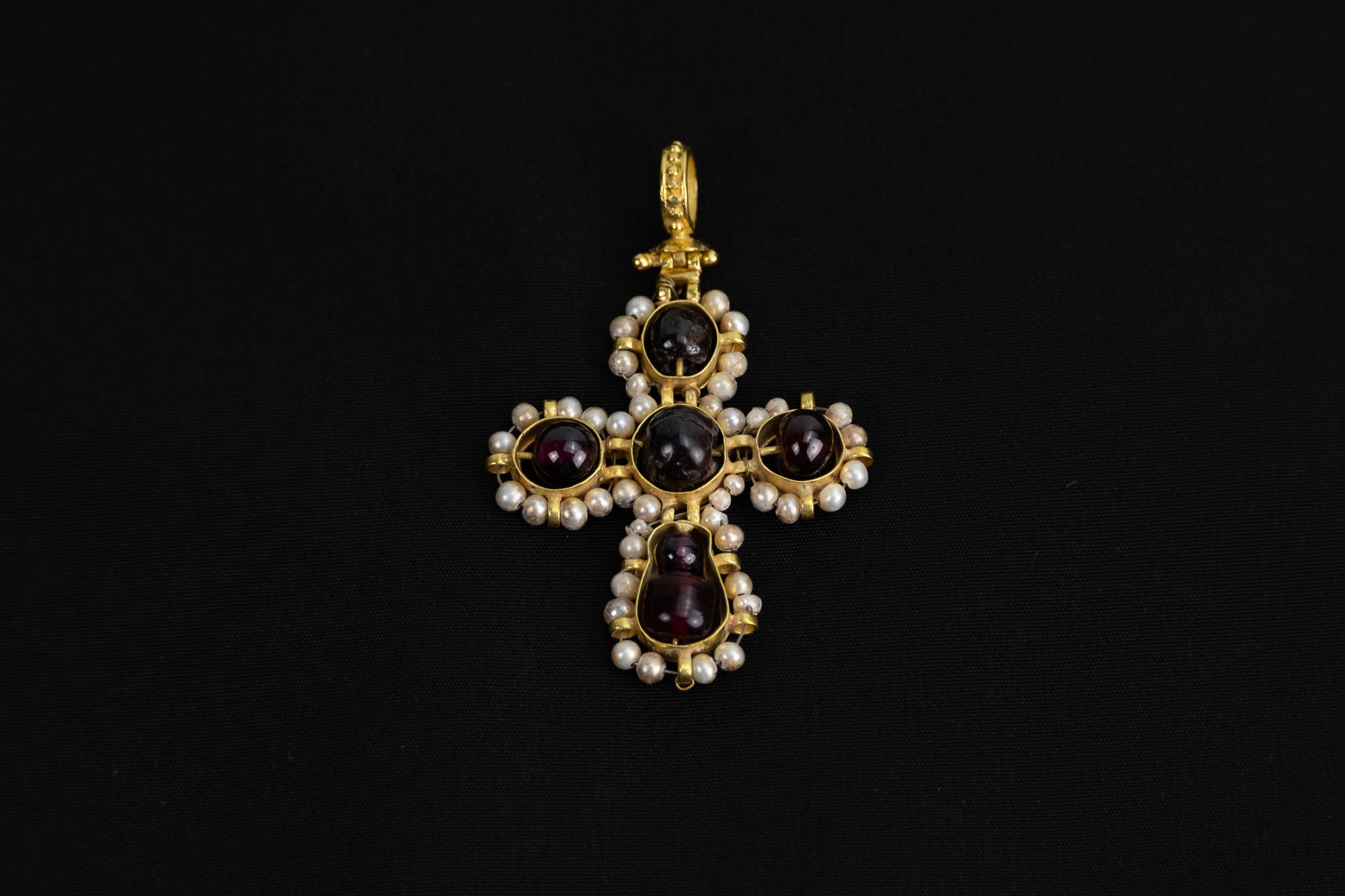 AN EASTERN EUROPEAN BYZANTINE GOLD CROSS PENDANT DECORATED WITH GARNETS AND PEARLS, 18TH CENTURY.