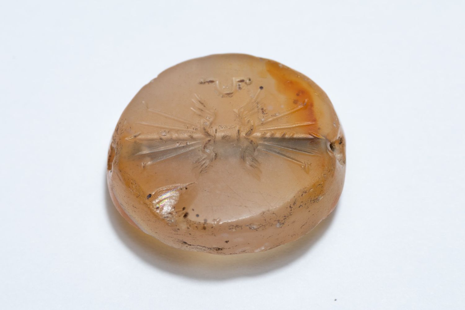A FINE GREEK AGATE SCARAB SEAL ENGRAVED WITH THE THUNDERBOLT OF ZEUS, POSSIBLY CIRCA 5TH–4TH CENTURY BC.