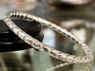 צמיד כסף קשיח, קוטר פנימי 6.6 ס״מ, קוטר חיצוני 7.5 ס״מ, רוחב 0.5 ס״מ, משקל 10 גרם, חתום 925 