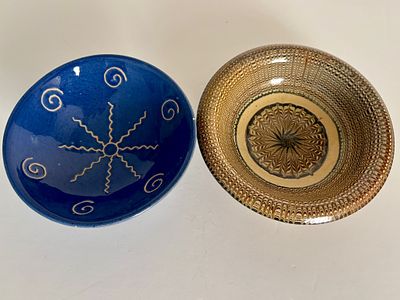 לוט 2 קעריות מעוטרות ביד, קרמיקה, קוטר 12.5-15 ס״מ, חתומות, סדק קל מצולם