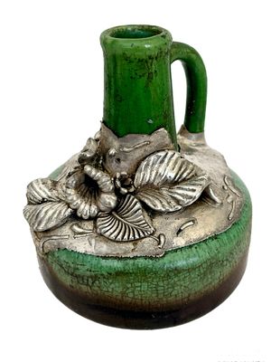 כפר מנחם, אגרטל מעוטר בצביעת יד ובתבליט כסף, קרמיקה, 13x9 ס״מ, חתום