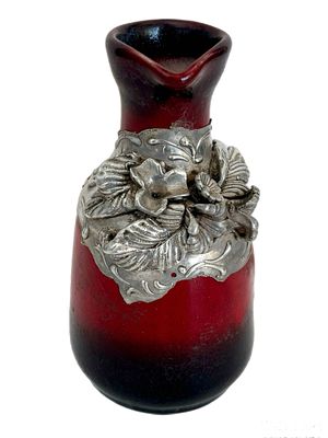 כפר מנחם, אגרטל מעוטר בצביעת יד ובתבליט כסף, קרמיקה, 14x7 ס״מ, חתום