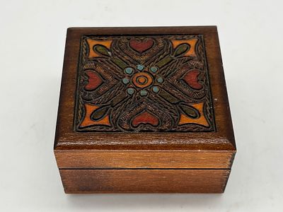 קופסת עץ מעוטרת, 7x7x4 ס״מ